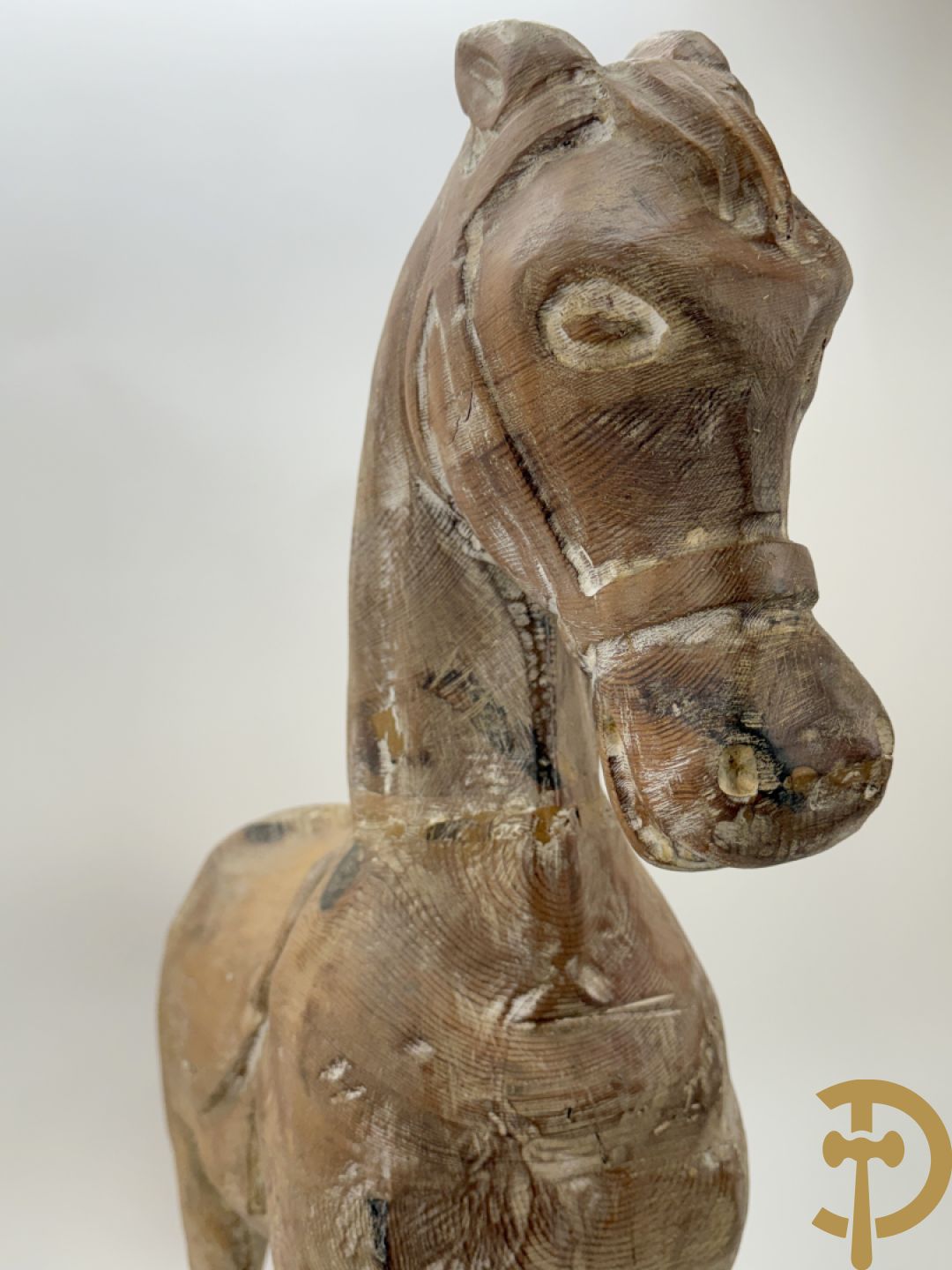 Houtgesculpteerd kinderpaard