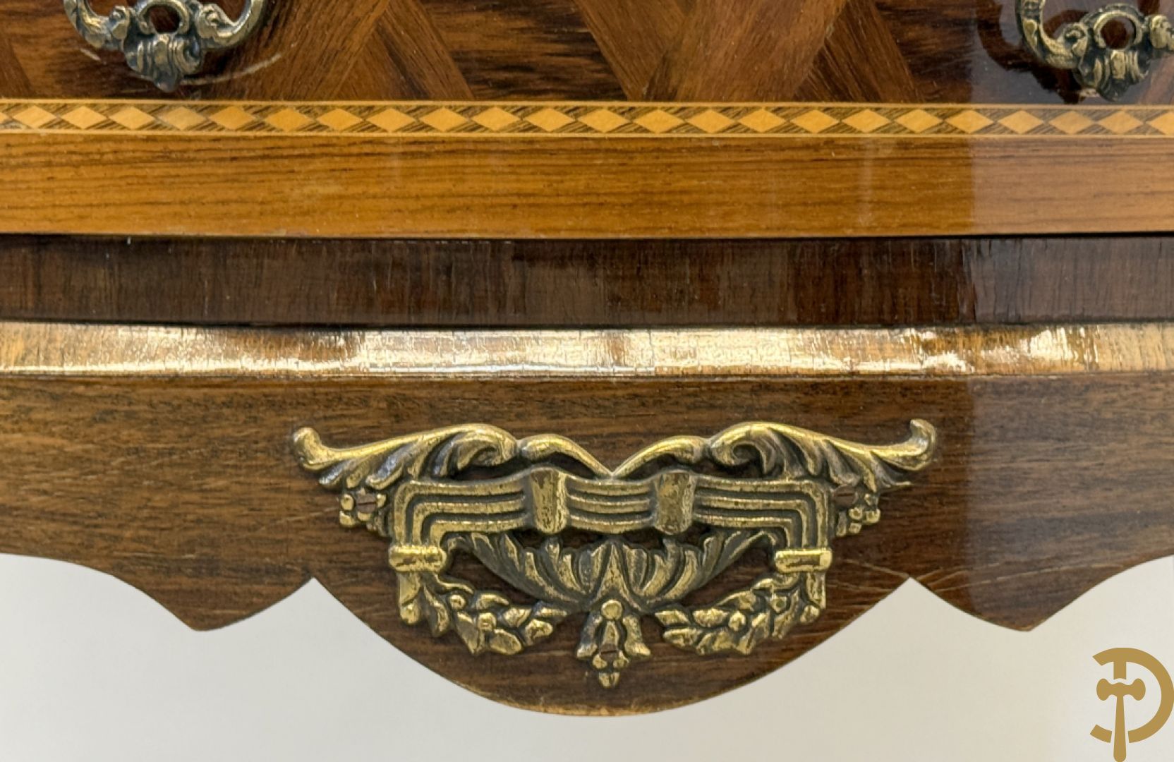 Notelaren geparketteerd tweeladenkastje met bronsbeslag, bovenaan bezet met marmeren blad