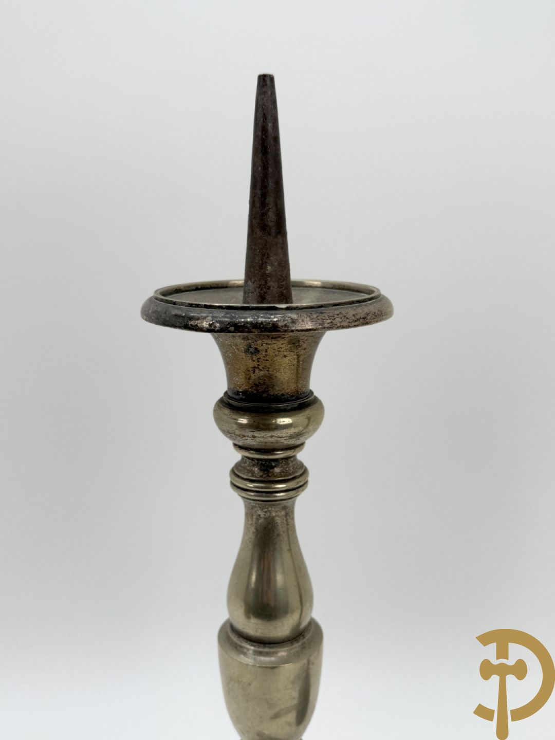 Paar antieke koperen kandelaars + paar metalen  zilverkleurige ballusterkandelaars