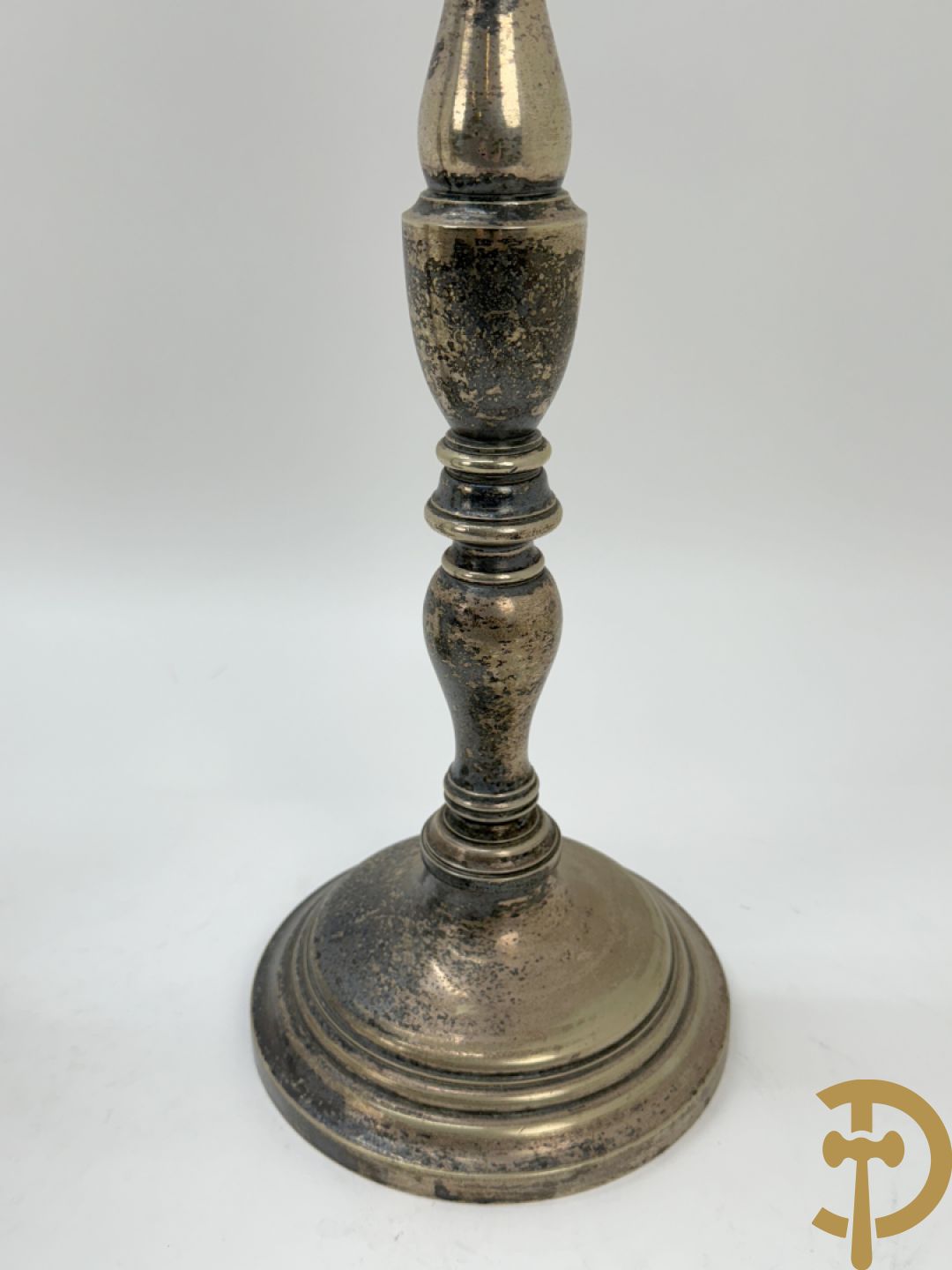 Paar antieke koperen kandelaars + paar metalen  zilverkleurige ballusterkandelaars