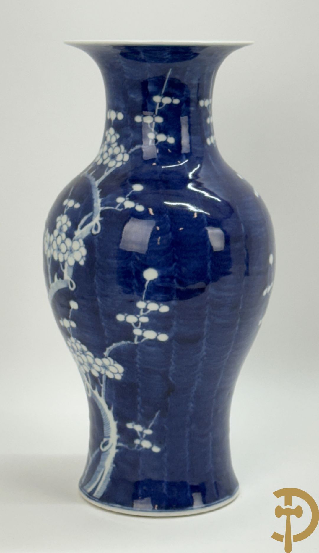 Chinese porseleinen blauw/wit vaas met decor van bloemen op tak