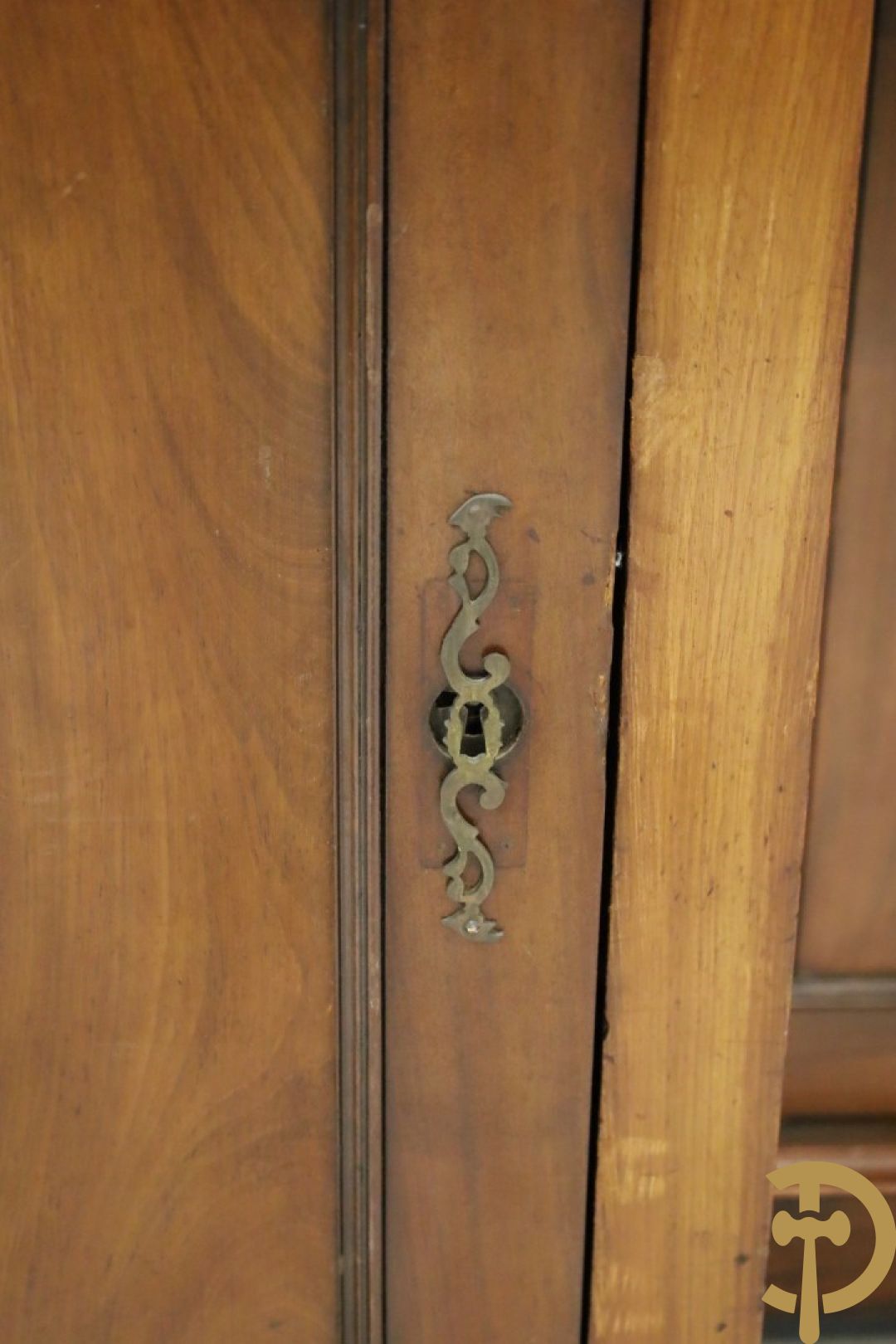 Imposant notelaren cilinderbureau met bovenbouw met ingemaakte lades, cilinderklep en uittrekbaar schrijfblad - drie deuren onderaan - 19e