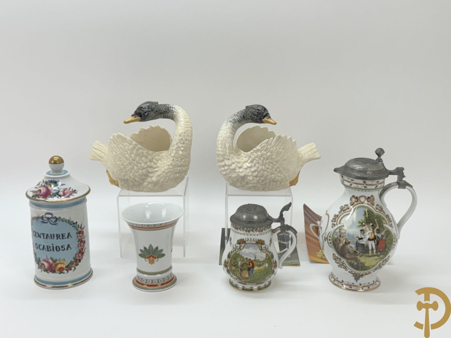 Varia porselein en keramiek : paar jardinières met zwanen, apothekerspot, 2 schenkkannen Franklin Mint en vaas Hutschenreuter