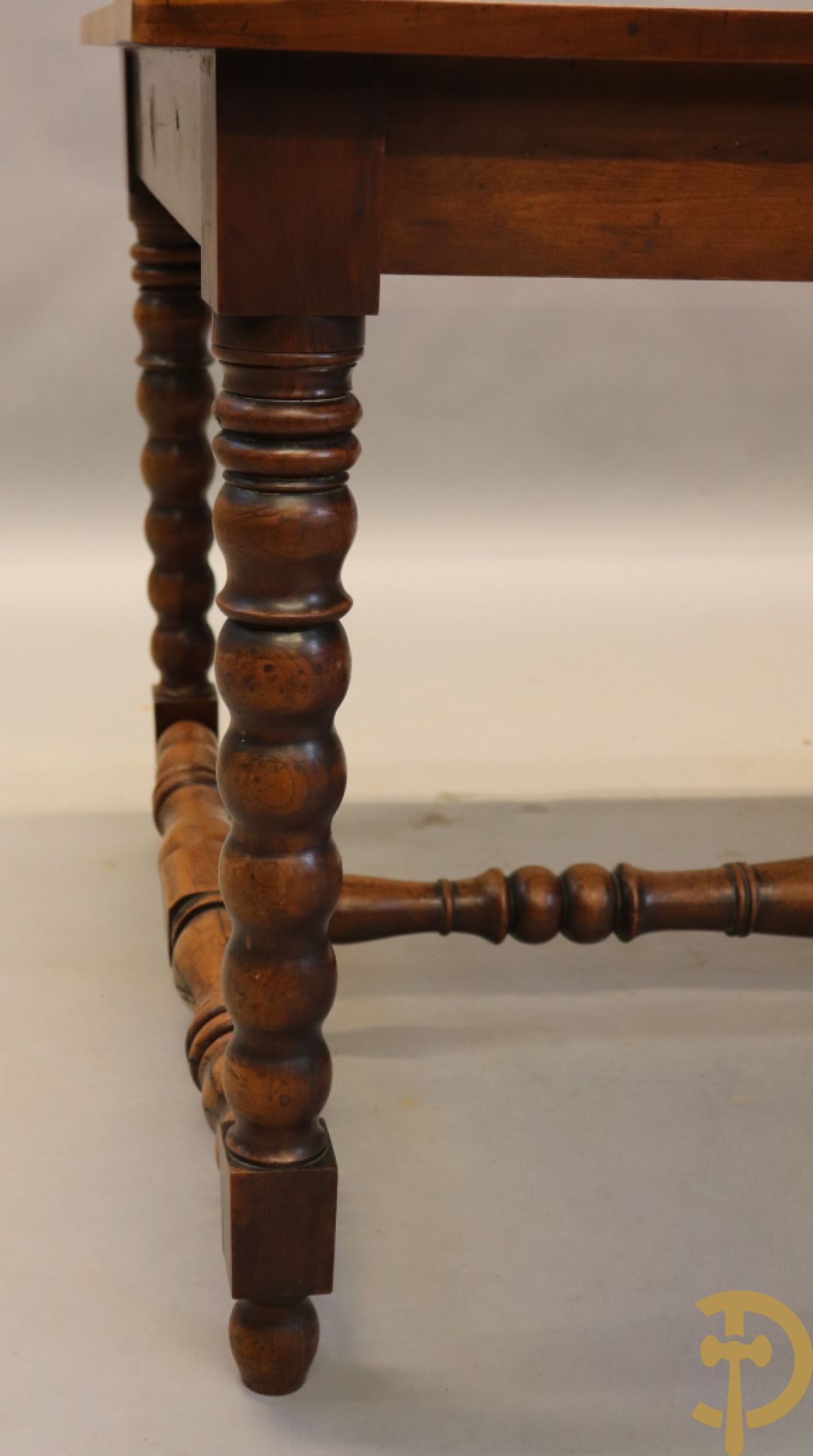 Landelijke tafel op ballusterpoten met vernieuwd blad in formica