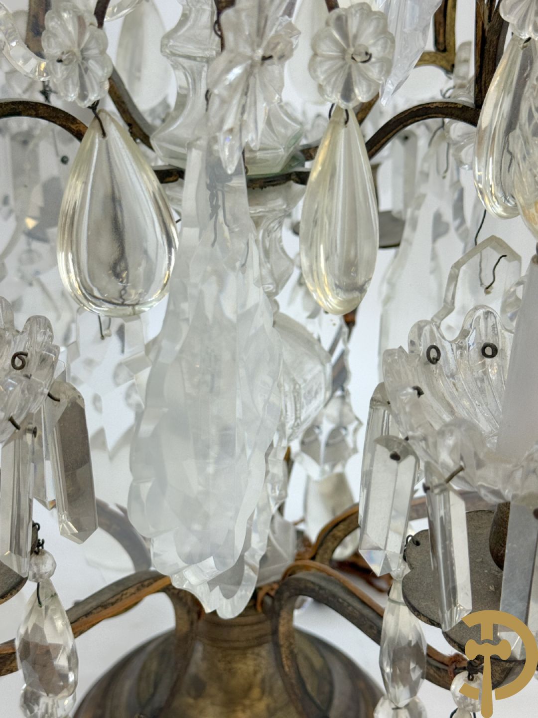 Kooperen girondole met 6 lichtpunten, bezet met kristallen bellen en bovenaan bekroond met pinakel