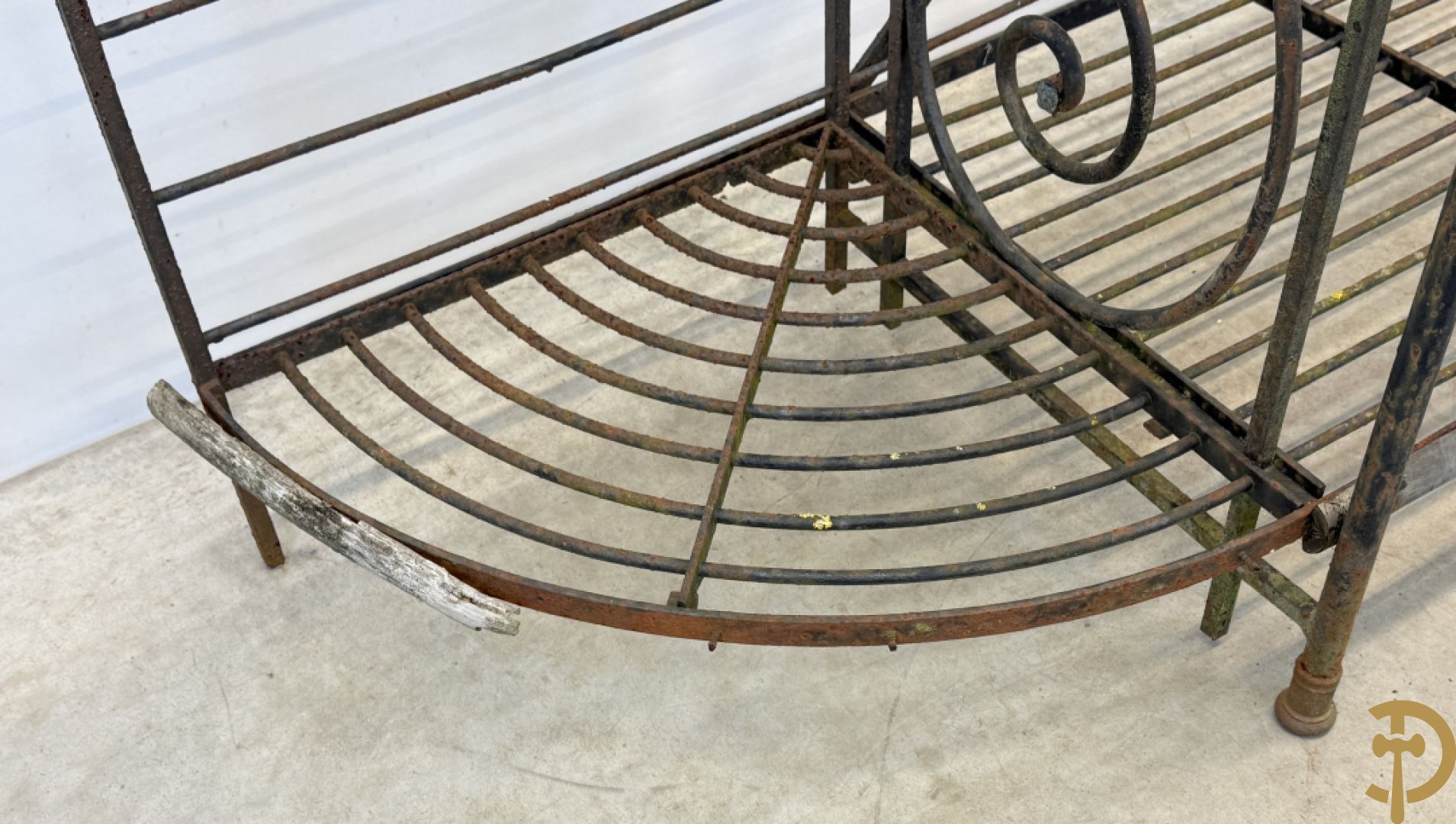 Ijzeren verweerd bakkersrek met afgeronde zijkanten