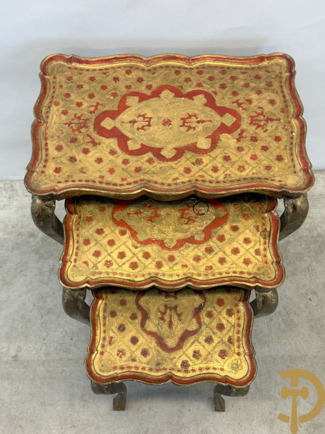 2 sets van drie vergulde Italiaanse inschuifbare bijzettafels