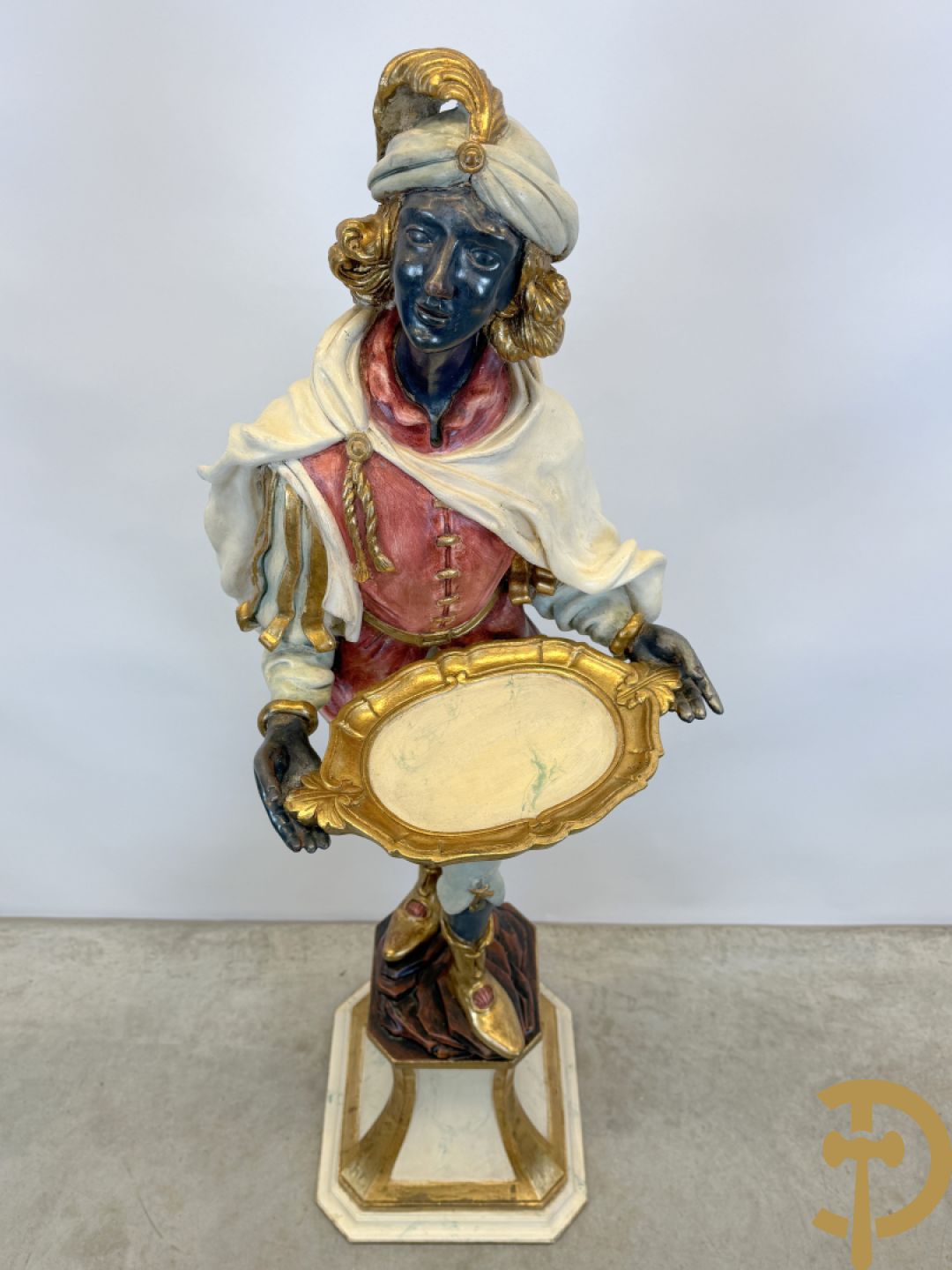 Gepolychromeerde staande moor in Victoriaanse kledij, met opdienschaal, op sokkel - Italiaans