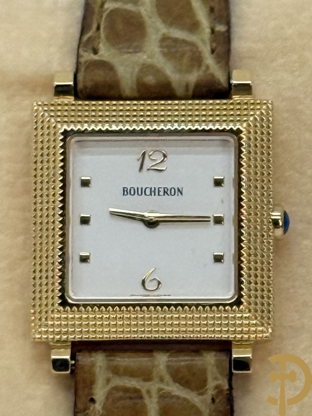 Geelgouden dameshorloge Boucheron Carrée in bijhorende lederen box, gemerkt 18 Kt. en genummerd 403436 - Met 2 verschillende bandjes + certificaten