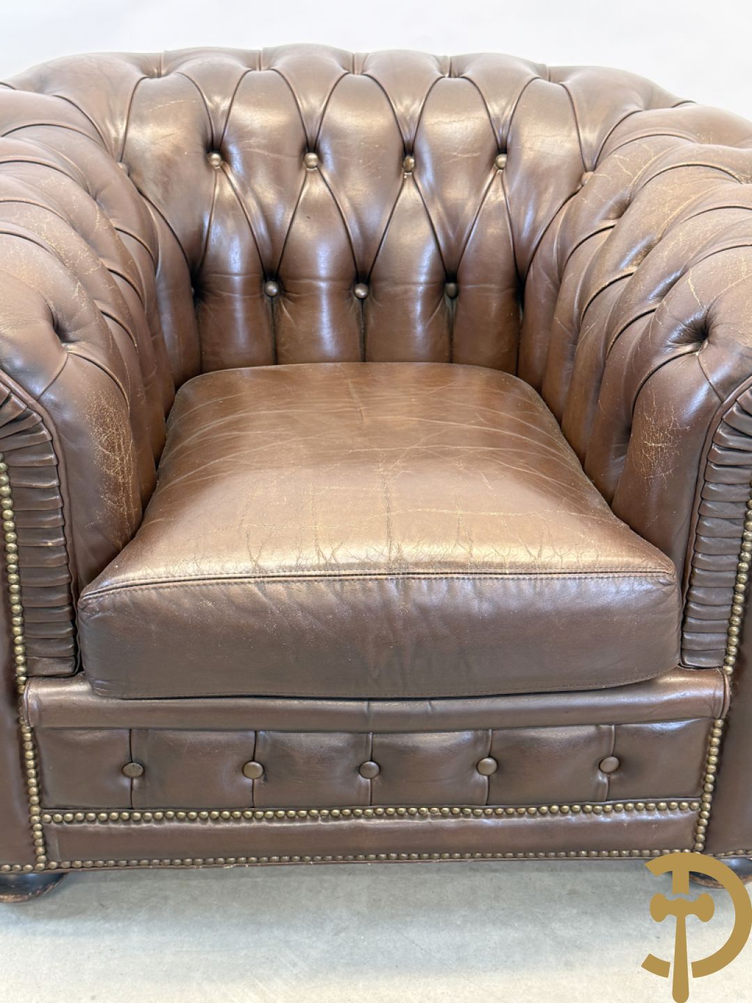 Bruin lederen driezit en club chesterfield