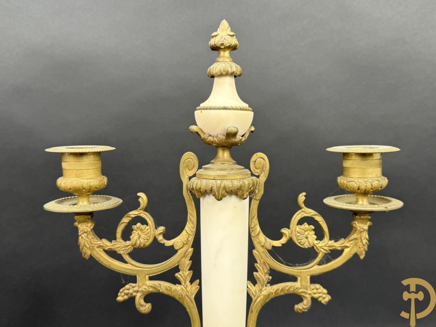 Paar marmeren kandelaars met bronzen cupido