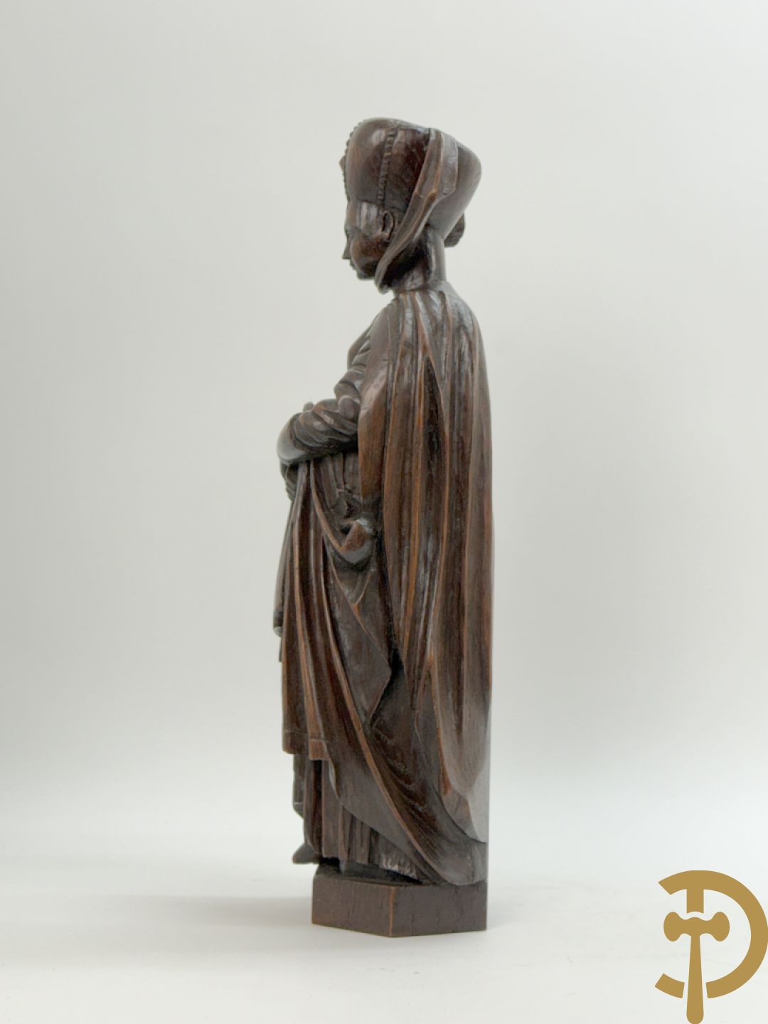 Houtgesculpteerd beeld van dame Pleurans