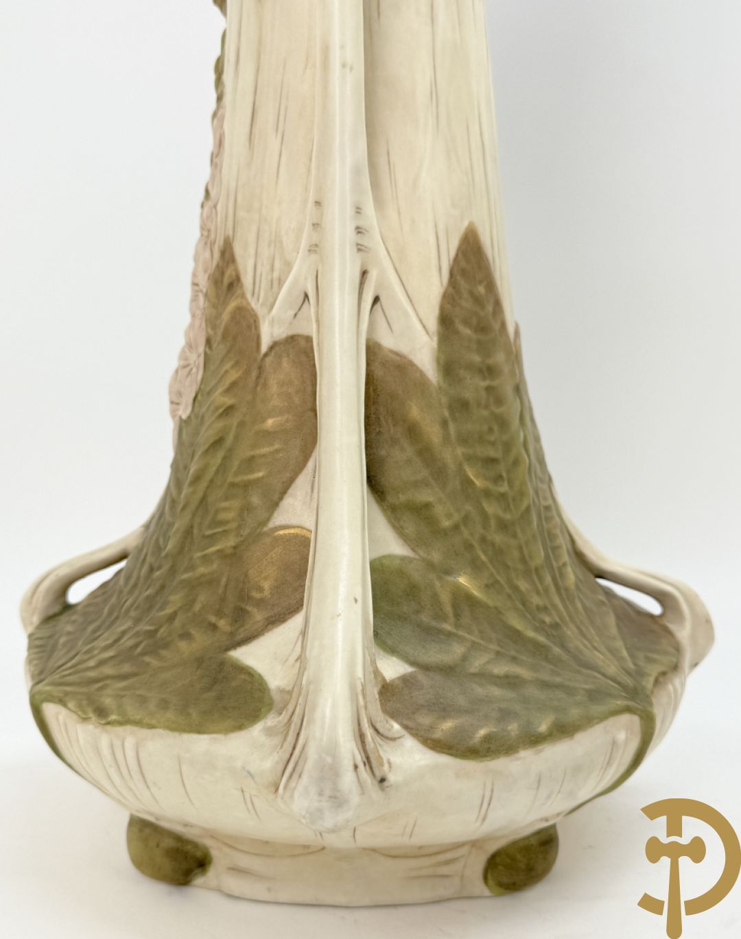 Paar Royal Dux vazen met bloemen bezet