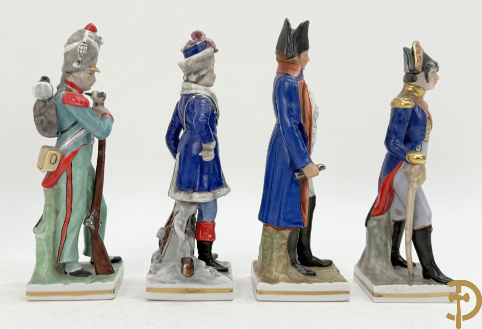 Porseleinen Napoleonistische figuren w.o. Napoleon te paard, 2 officieren, staande Napoleon en 4 kleine figuren