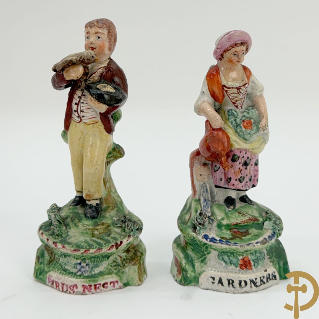 Twee Engelse meerkleurige keramieken sierstukken met personages + vier koppels Engelse biscuits + waterdrager in Royal Dux + 2 houtsculpturen