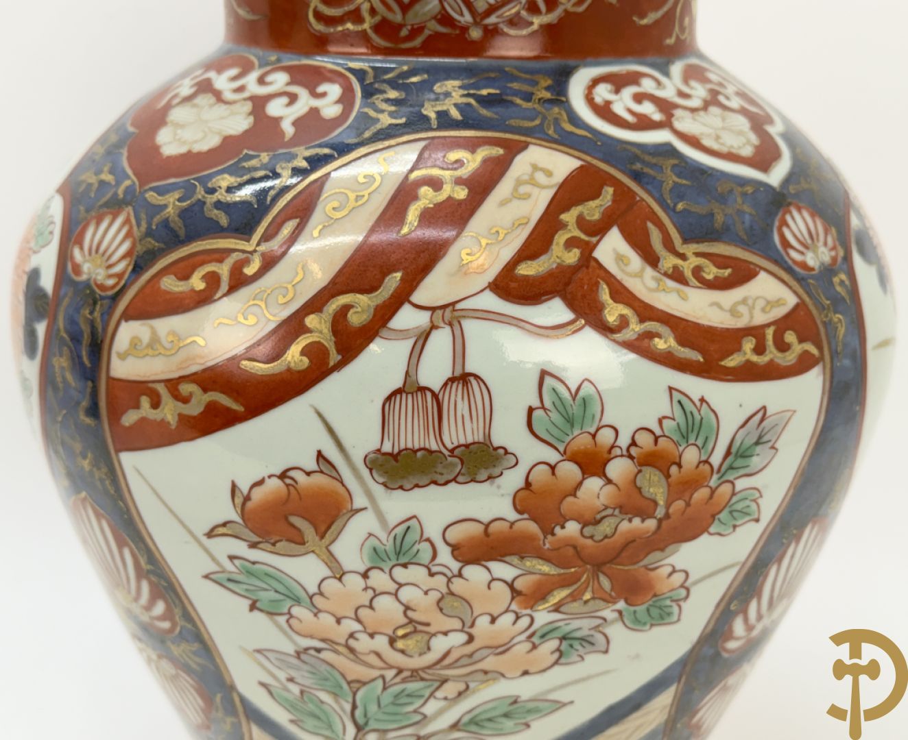 Japanse imari dekselpotiche met rood/blauw decor van bloemen in cartouches
