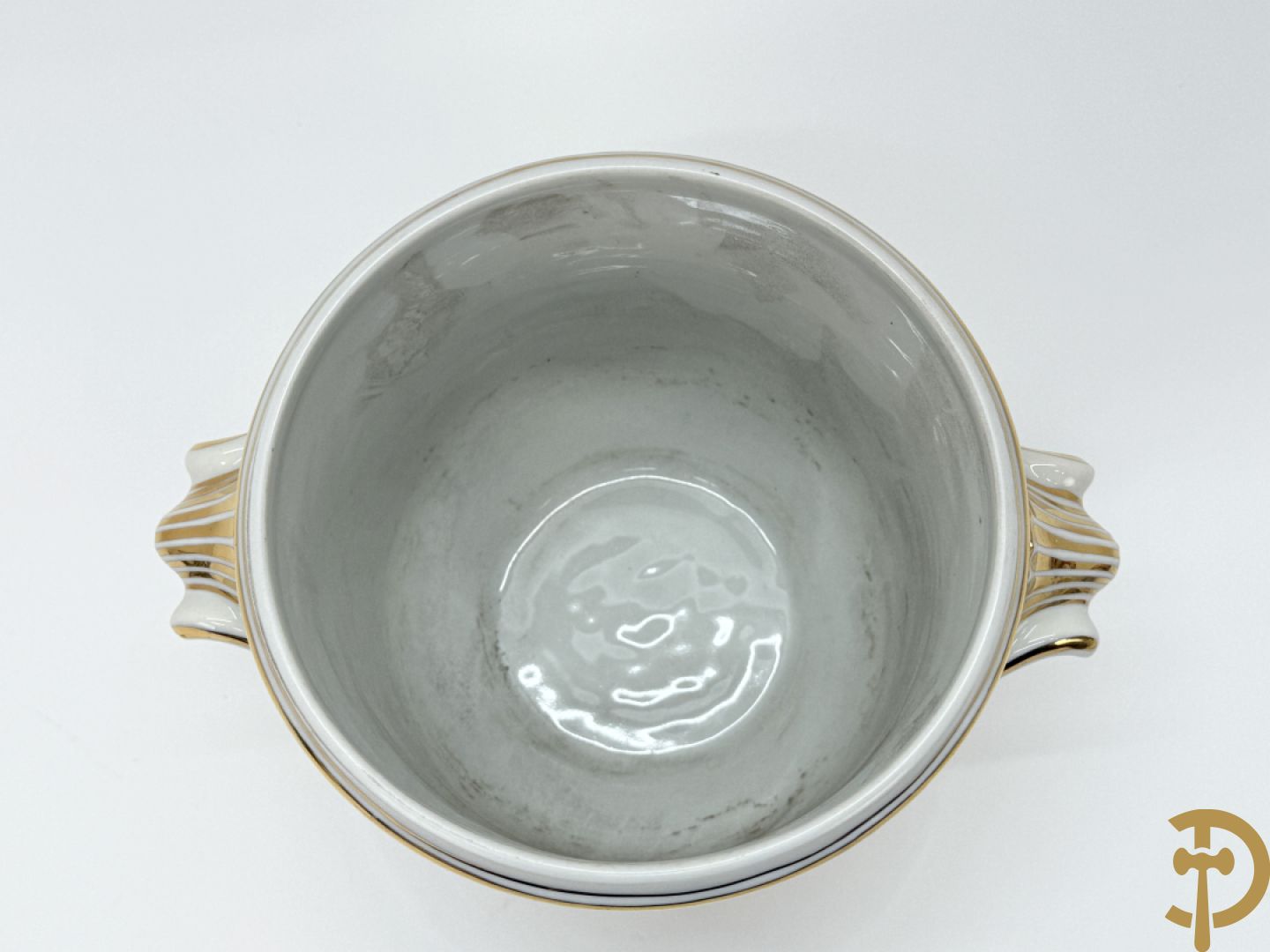 Handbeschilderde porseleinen siervaas met bloemenbeschildering en sfinxen + paar porseleinen cachepots met bloemendecor + 3 porseleinen  kopjes en schoteltjes