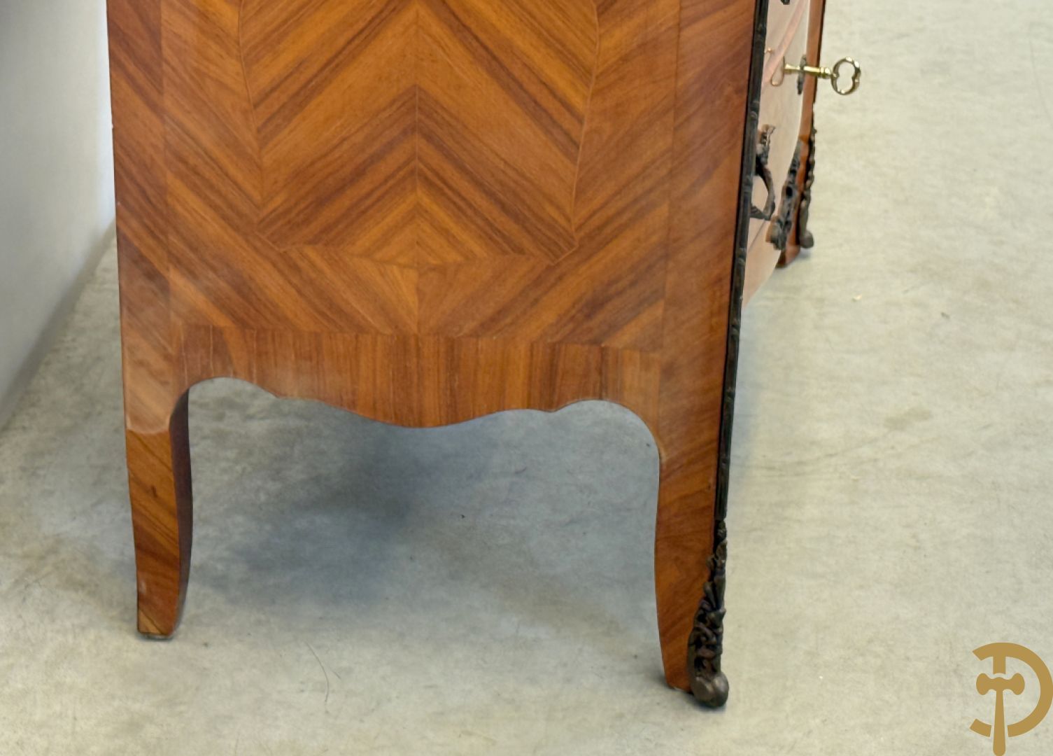 Notelaren klapsecretaire met 4 lades en bloemenmarquetterie, bezet met bronzen ornamenten - bovenaan met marmeren blad