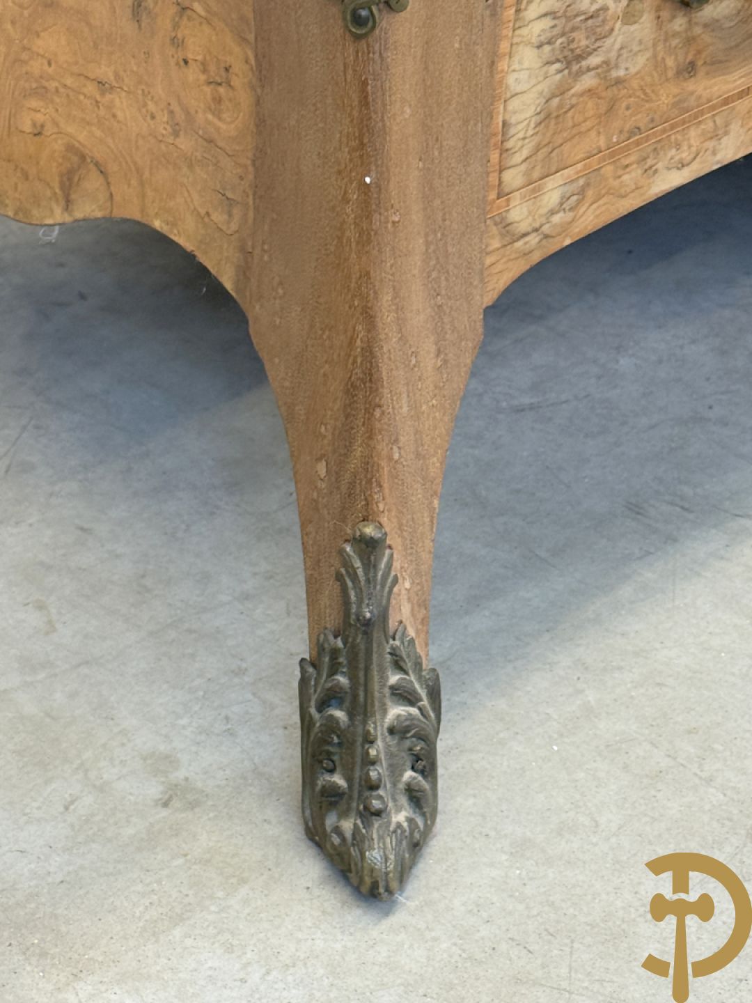 Wortelnotehouten drieladencommode met bronsbeslag van mazarinkoppen en accanthusranken, bovenaan met rood geaderd marmeren blad