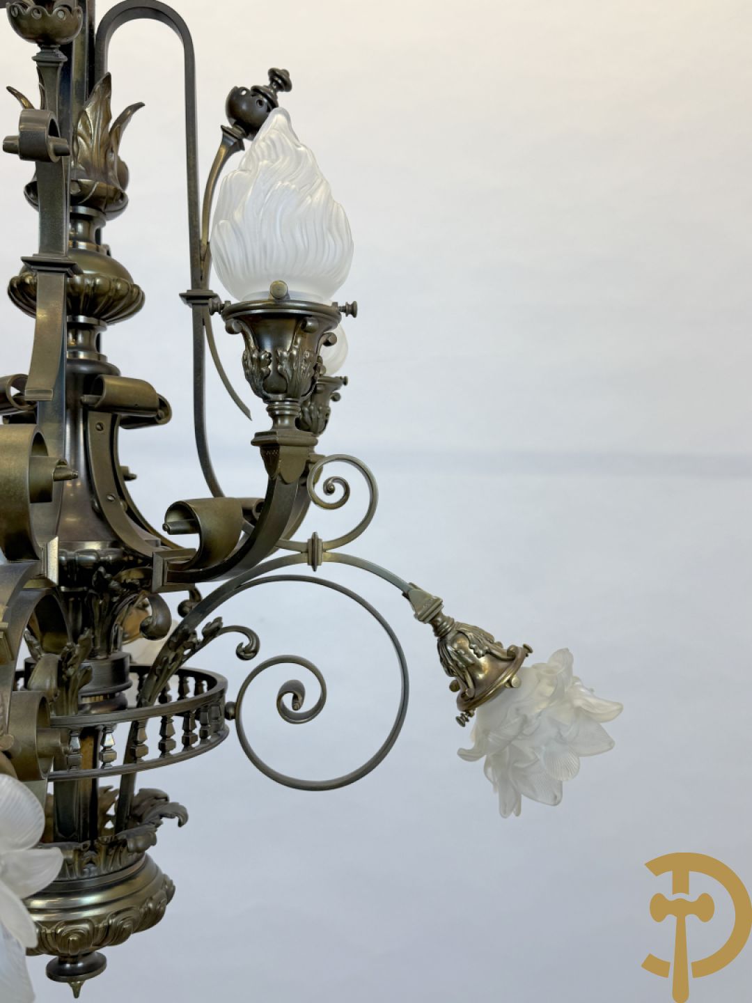 Massieve bronzen luchter met 8 lichtpunten en bezet met accanthusranken