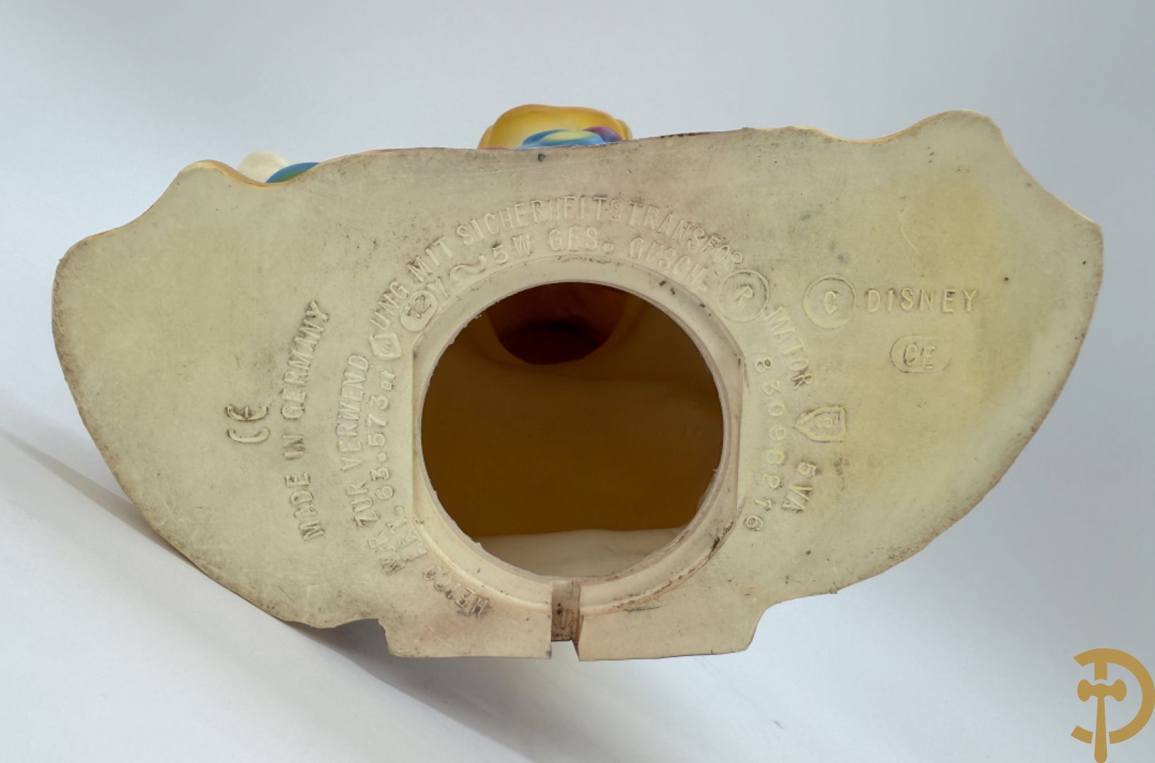 Plastic Donald Duck zittend op 3 boeken, onderaan gemerkt Disney + houten gesculpteerd beschilderde eend