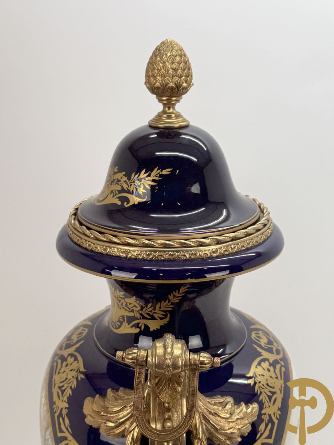 Onleesbaar getekend rechts onder, Sèvres stijl vaas met dubbel decor van romantische genrescène en landschapsscène, met bronzen ornamenten bezet