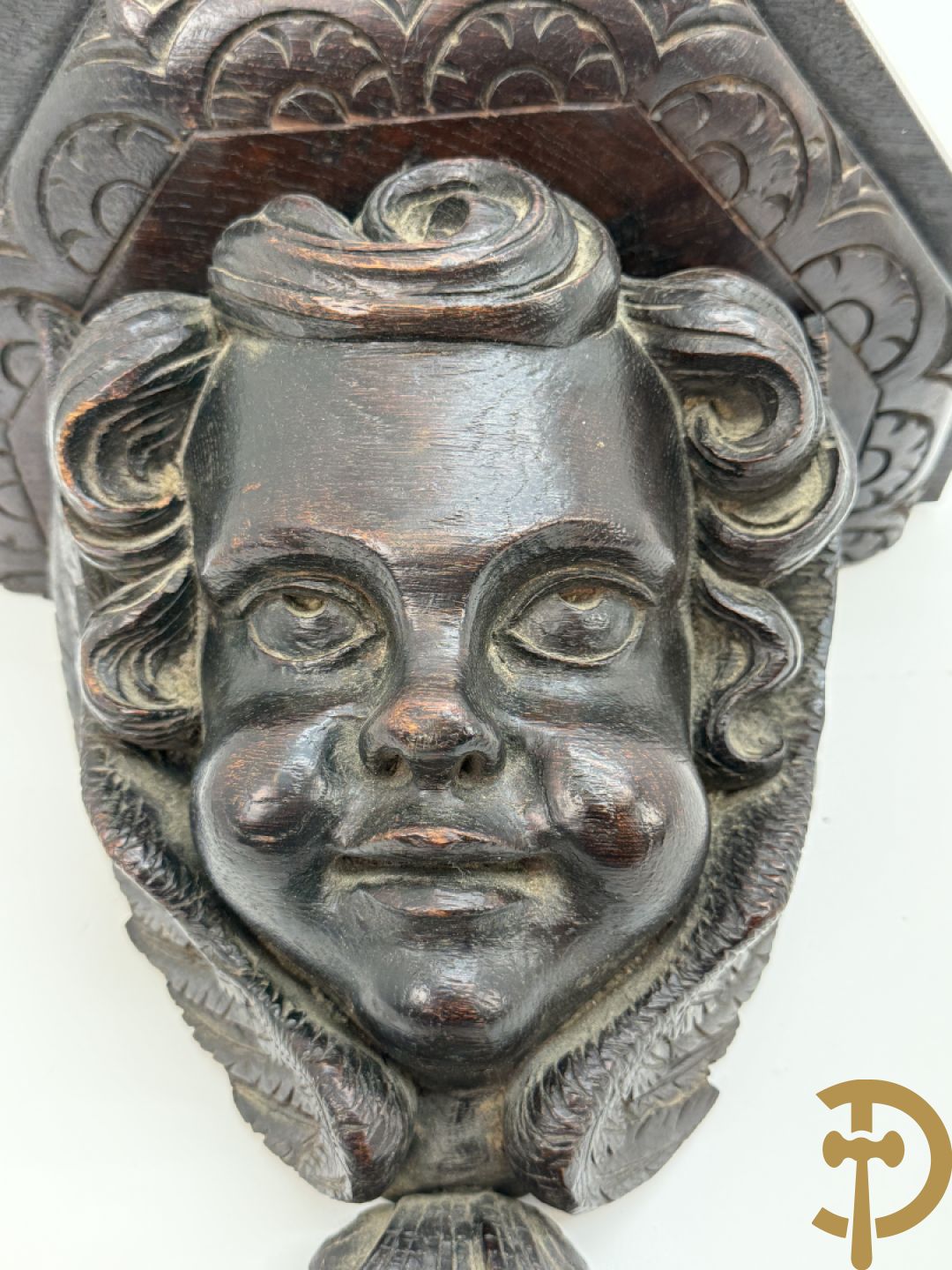 Eiken gesculpteerde sokkel met cupidohoofd en denappel