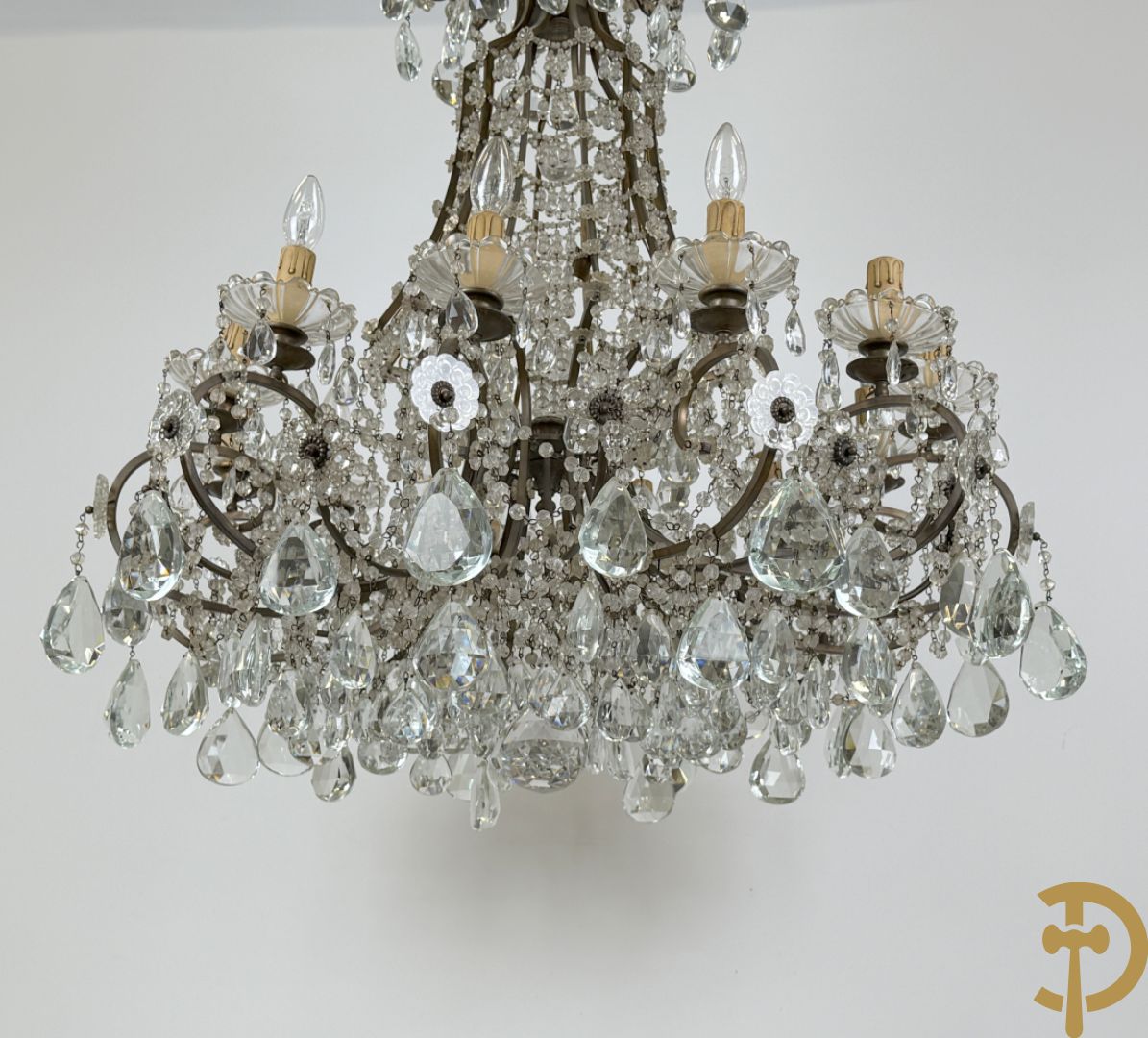 Italiaanse ijzeren luchter met kristallen bellen