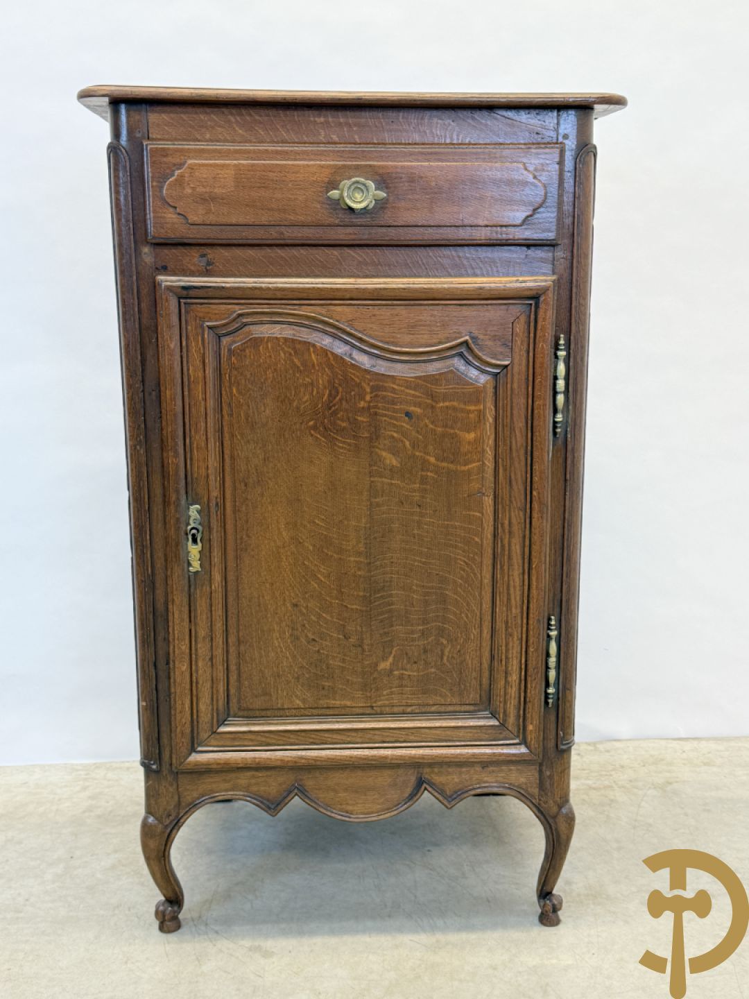 Massief eiken Franse confiturier met deur, lade, afgeronde zijkanten en voluutvormige poten