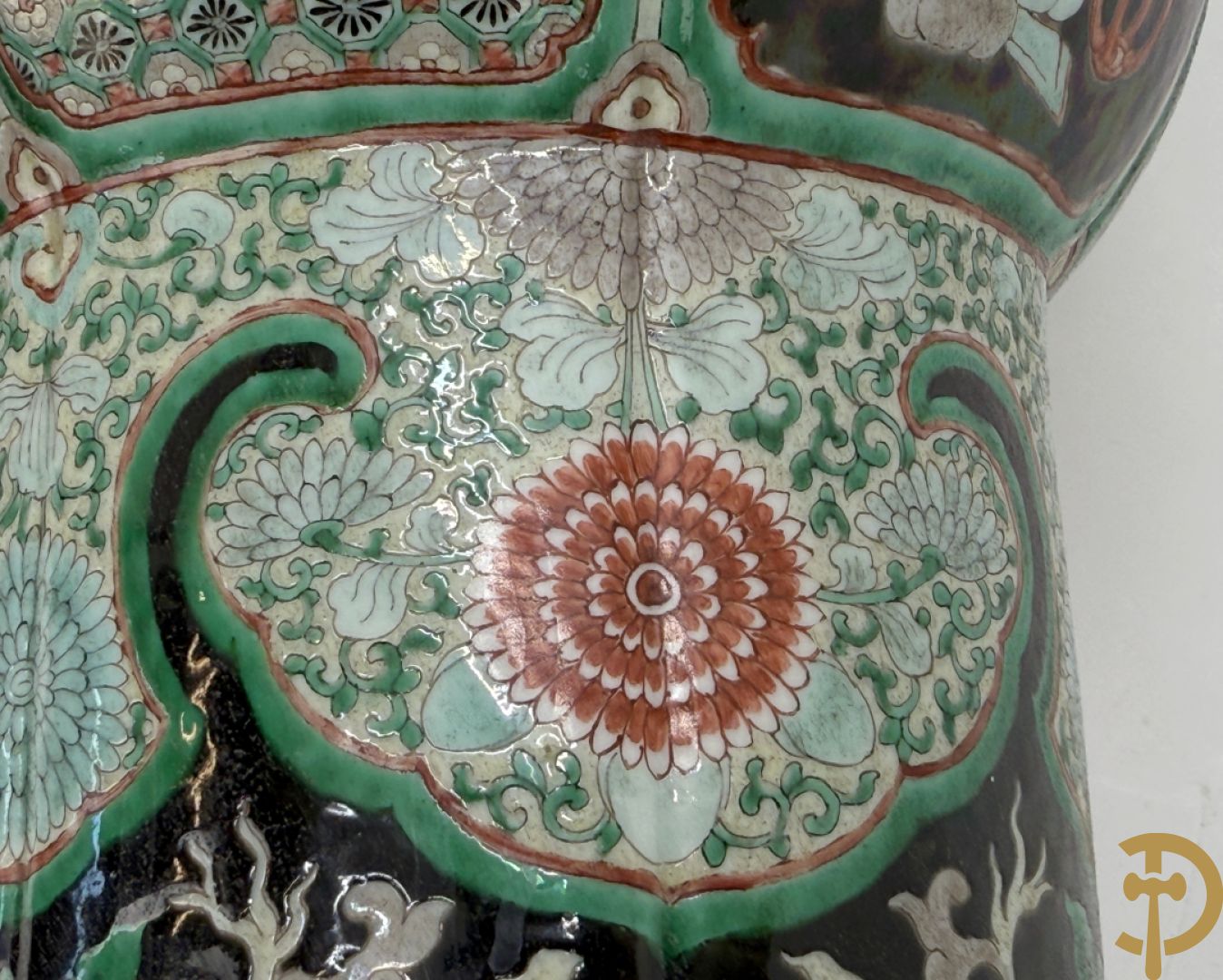 Antieke Chinese Gu vaas met geschenkendecor op zwarte fond