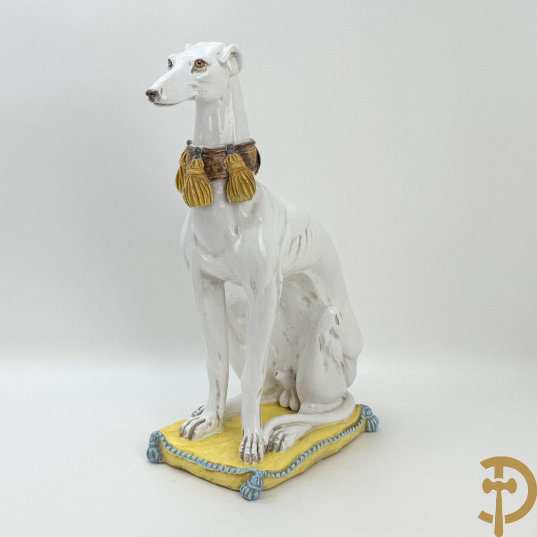 Italiaanse keramieken neergezeten witte windhond op kussen