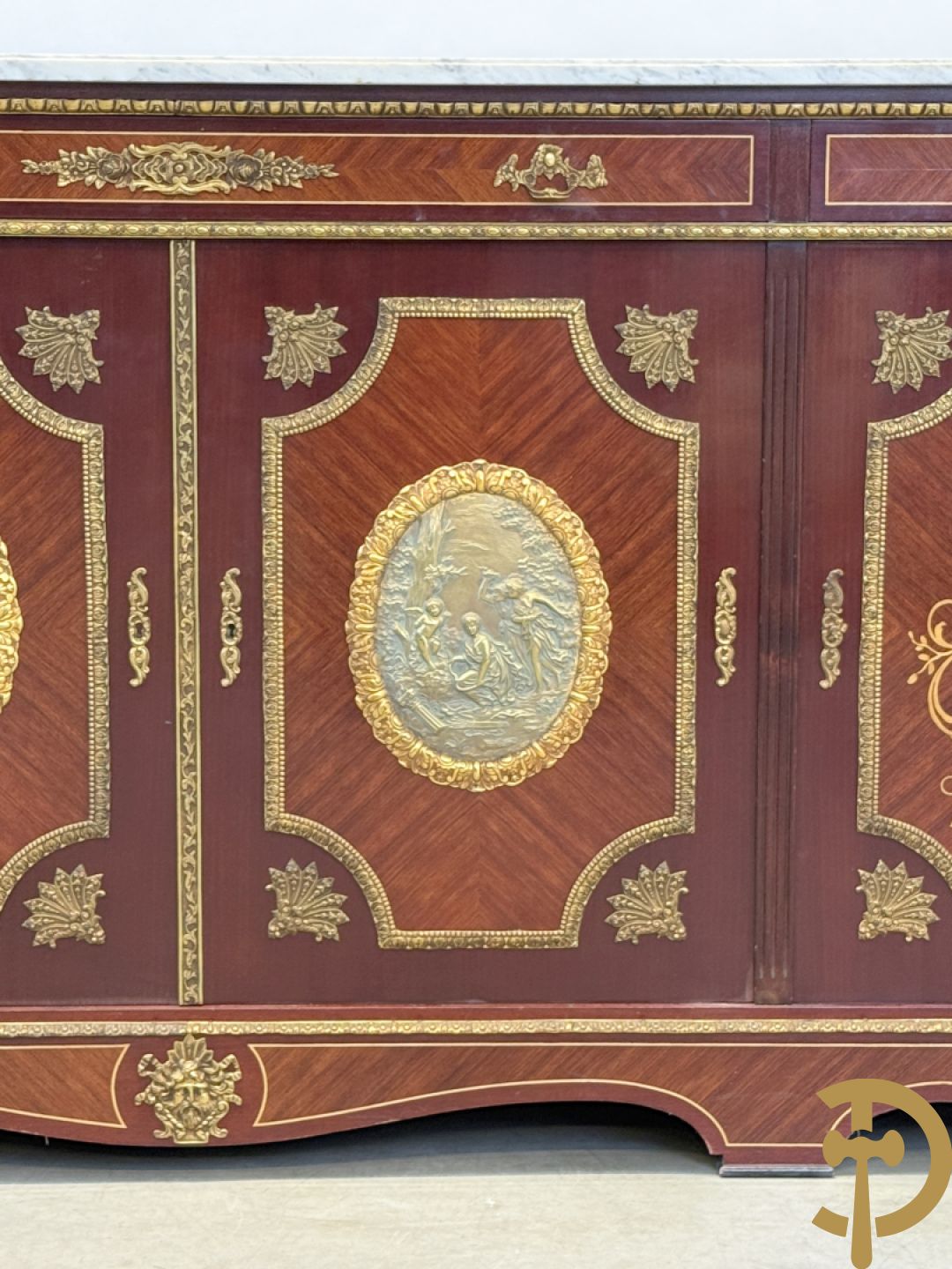 Notelaren vierdeursdressoir met 3 laden, gemarketteerde bloementaferelen en ovale bronzen plakkettes - zijdelings met damesfiguren - bovenaan met wit marmeren blad