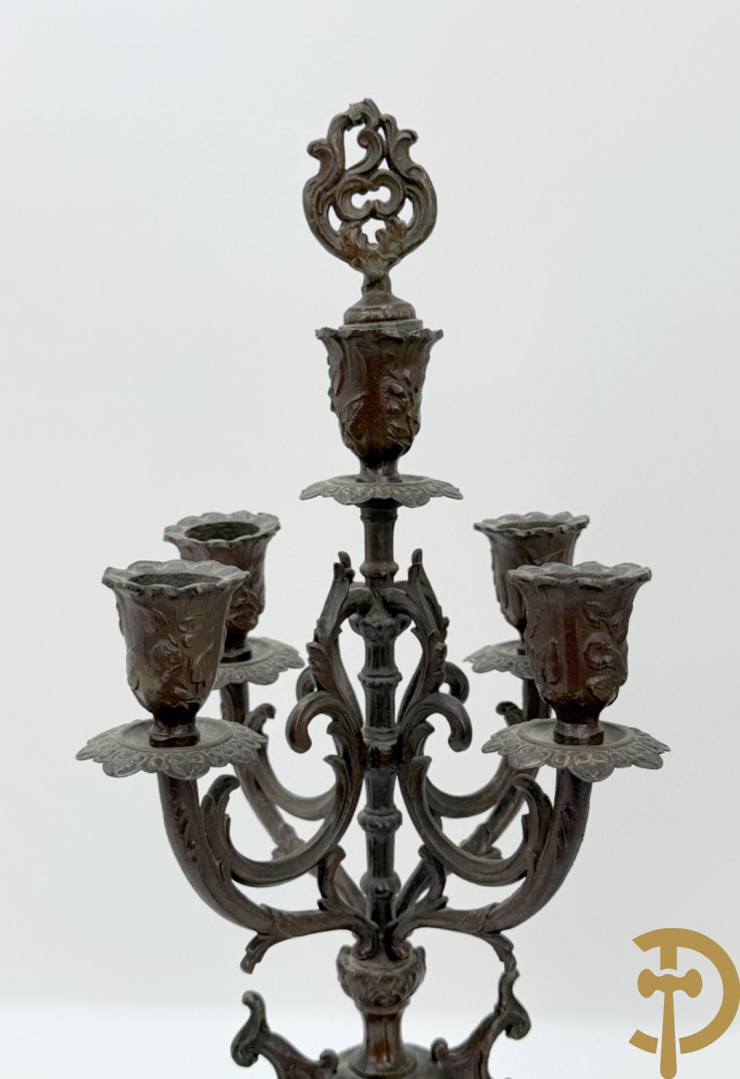 Driedelige zamak garnituur met dame Pavot met bloemen op uurwerk, Rucho getekend, geflankeerd door paar kandelaars