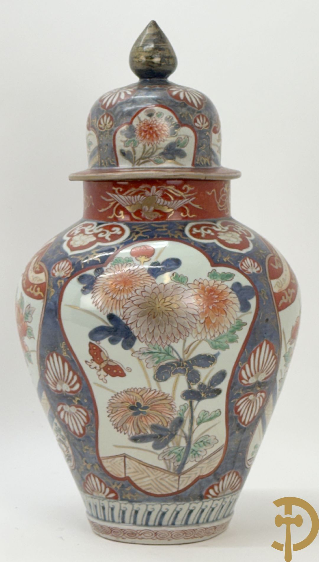 Japanse imari dekselpotiche met rood/blauw decor van bloemen in cartouches