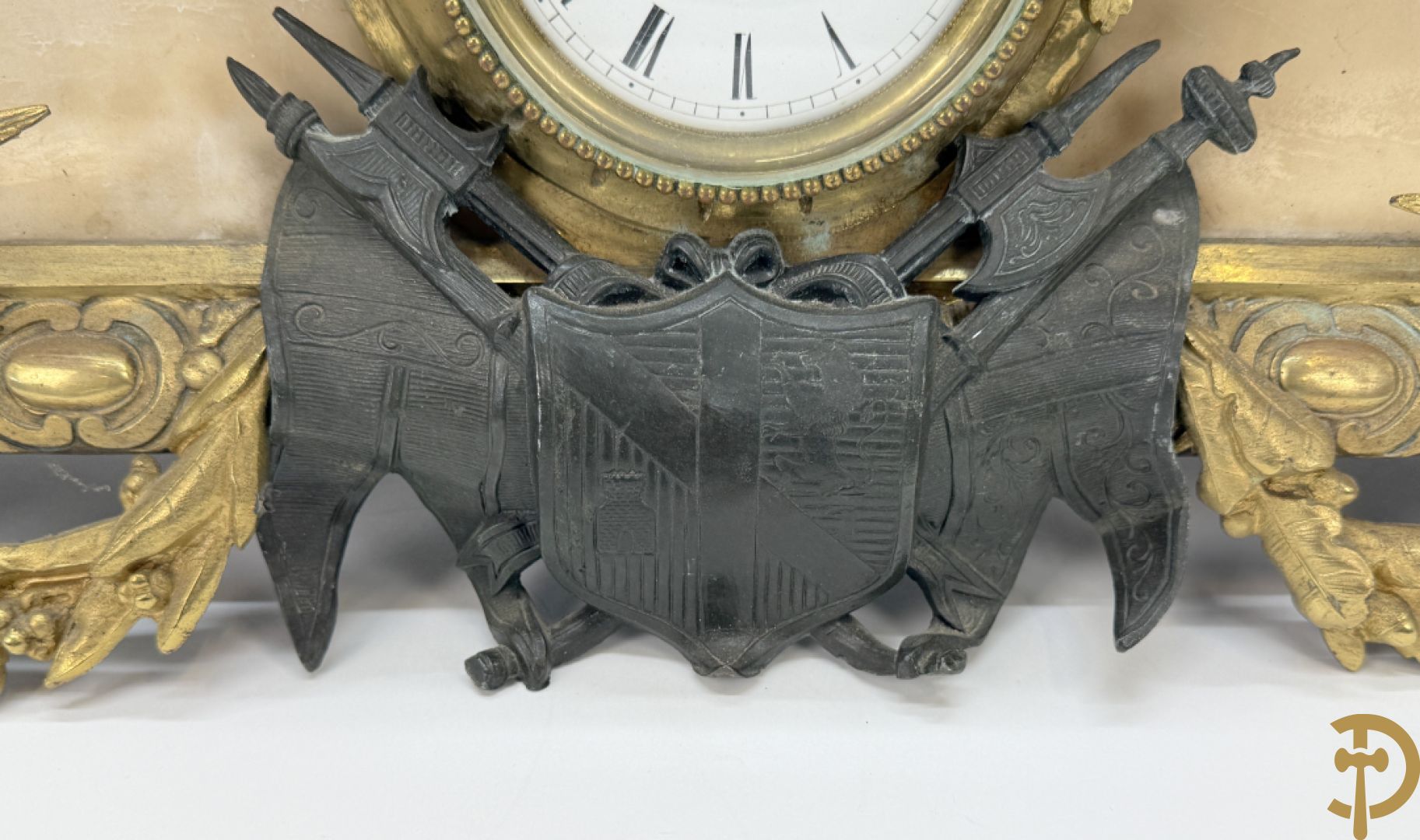 Zamak schouwstuk klok met ridder en Louis XVI motieven bezet