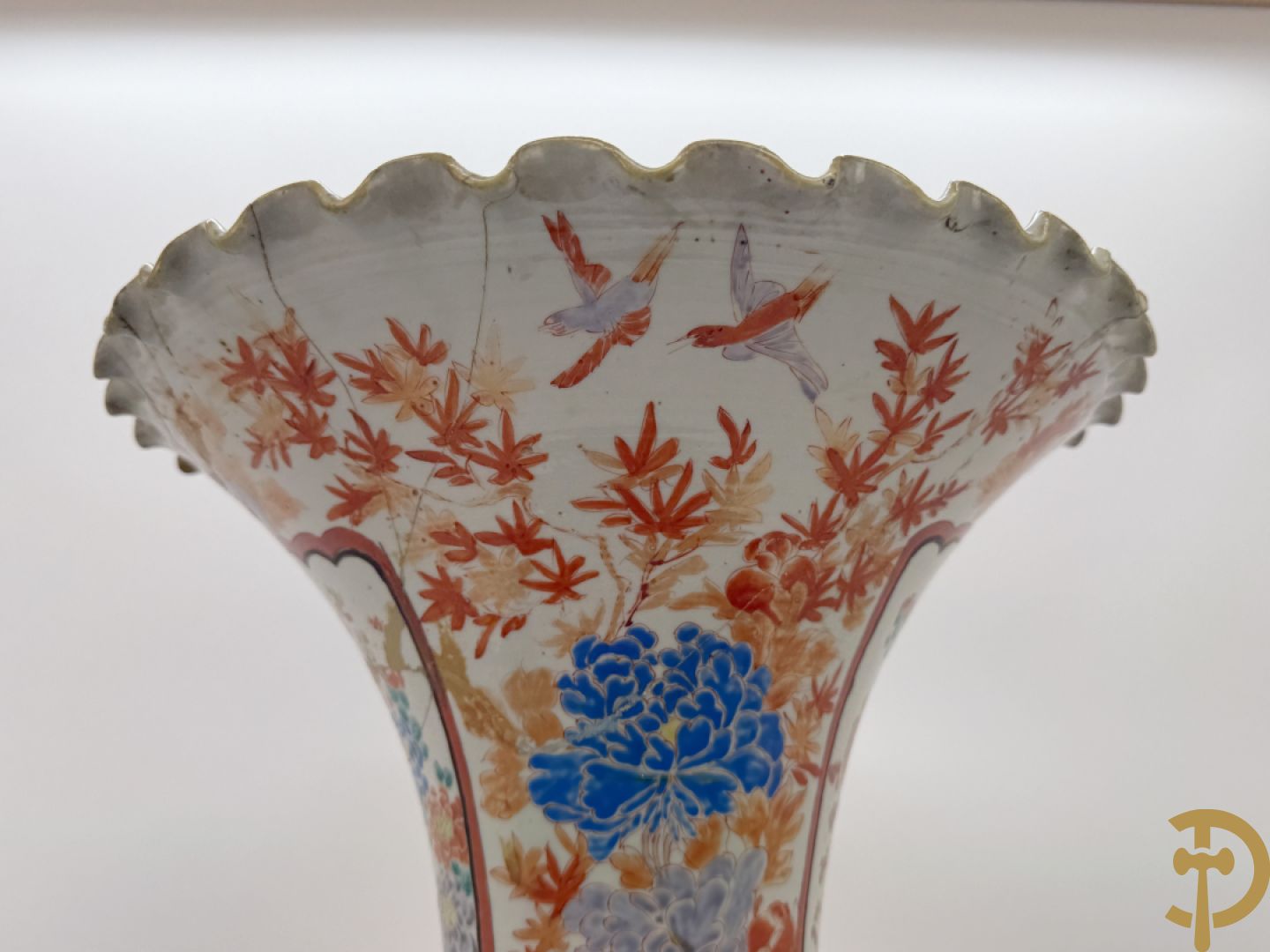 Paar Japanse porseleinen waaiervazen met bloemen en geanimeerd decor