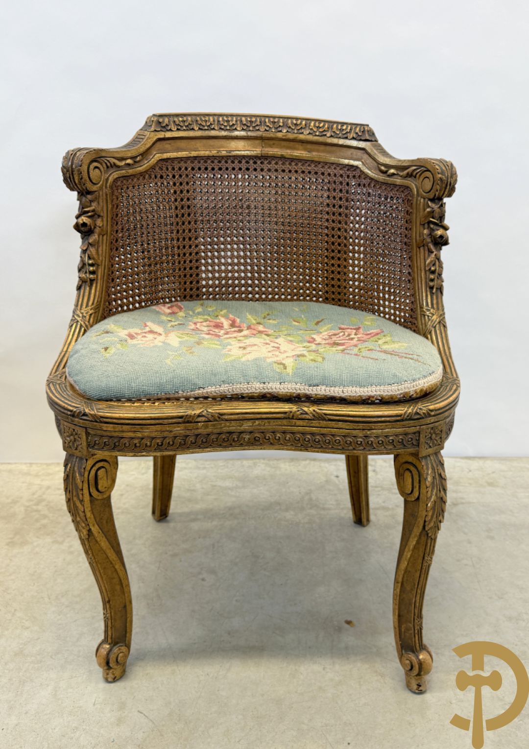 Paar bijzetzetels Louis XVI stijl met bloemenmotieven op voluutvormige poten, dubbel gecanneerd