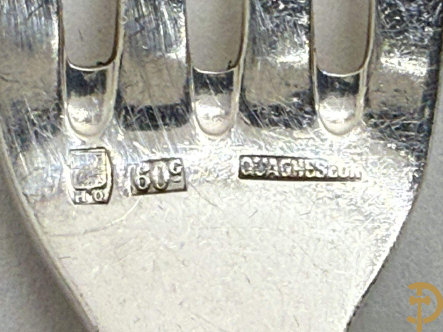 Verzilverd bestek bestaande uit 12 messen, 12 dessertlepels, 12 dessertvorken, 12 taartvorkjes, 12 dessertmessen en 12 visvorken, gemerkt Quaghebeur (Kuurne) dit alles in een in Christofle bestekkoffer ondergebracht