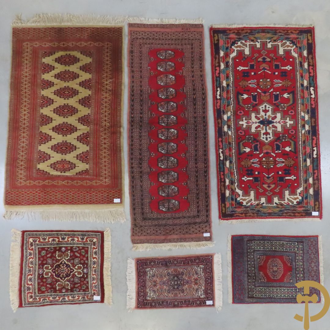 Zes oosterse handgeknoopte tapijten w.o. 2 Bouchara, Hamadan en 2 voettapijtjes