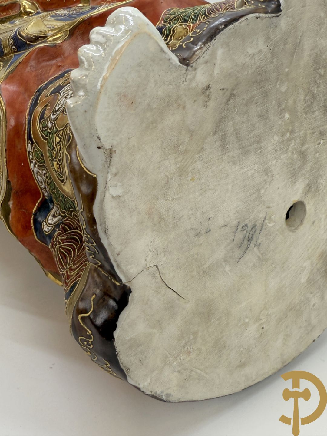 Grote staande Kwan Yin in Japans Satsumat porselein