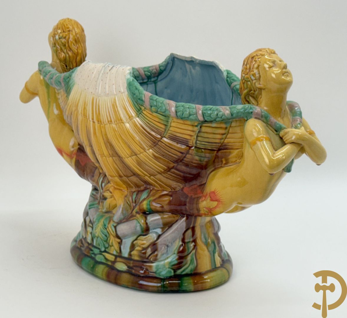 Bloemenjardinière in Majolica met paar dames houdende een schelp