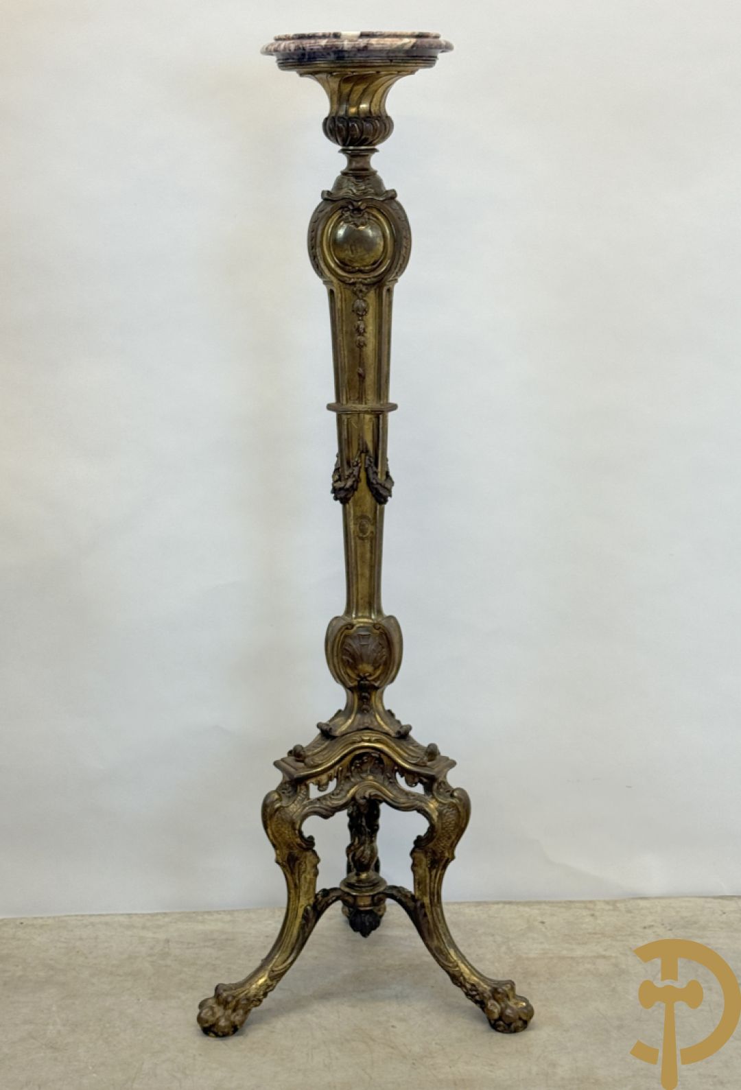Bronzen staander op drie voluutvormige poten met acanthusranken, bezet met guirlandes en bovenaan met marmeren plateau