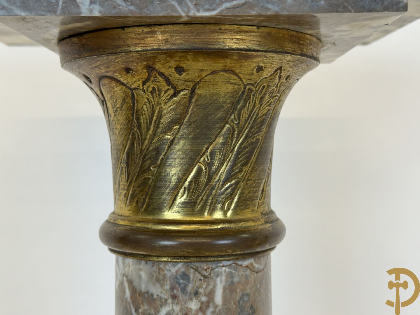 Geaderde marmeren zuil met koperbeslag