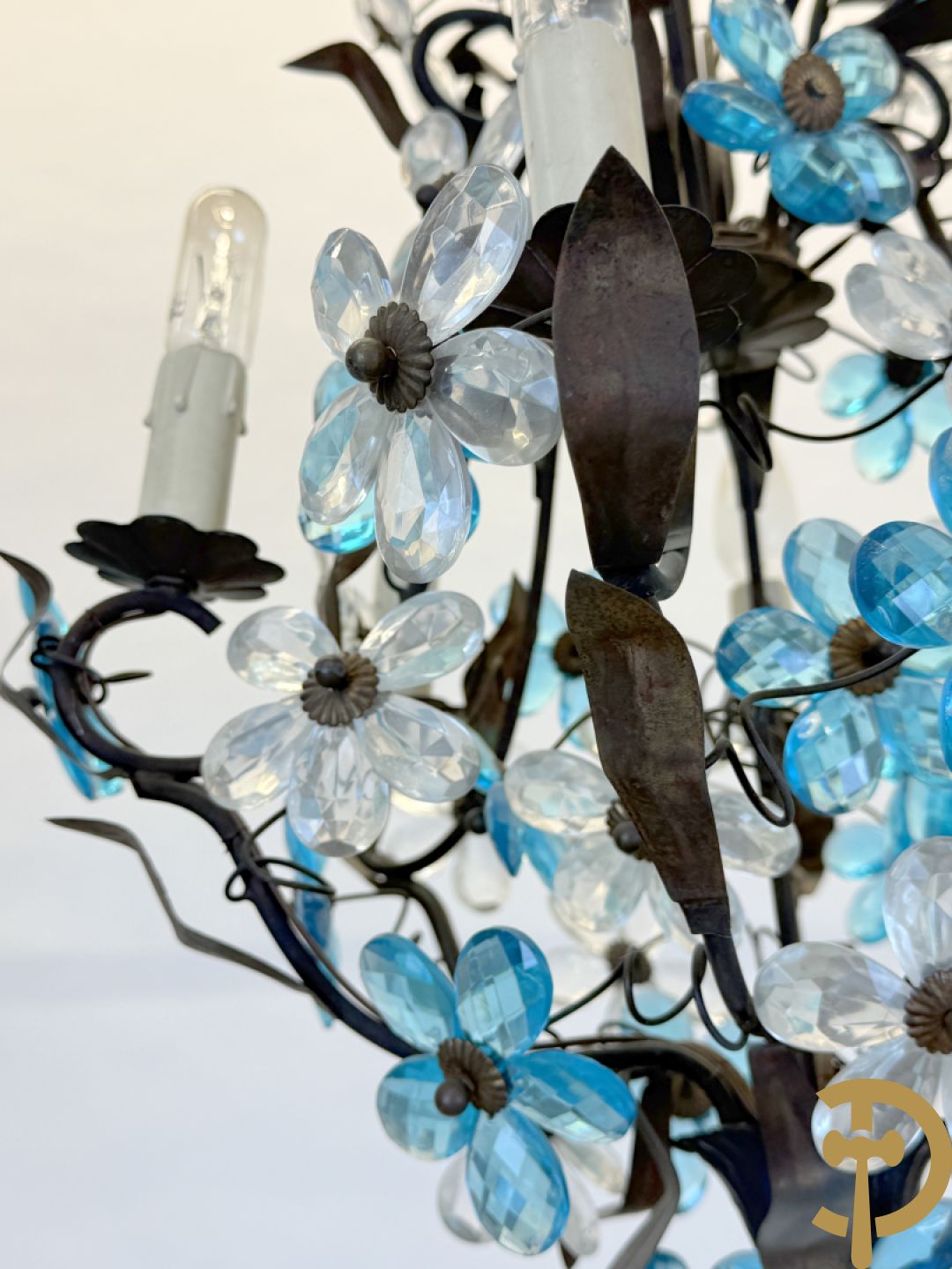 Italiaanse gesmede zesarmige luchter met blauwe glazen bloemmetjes bezet