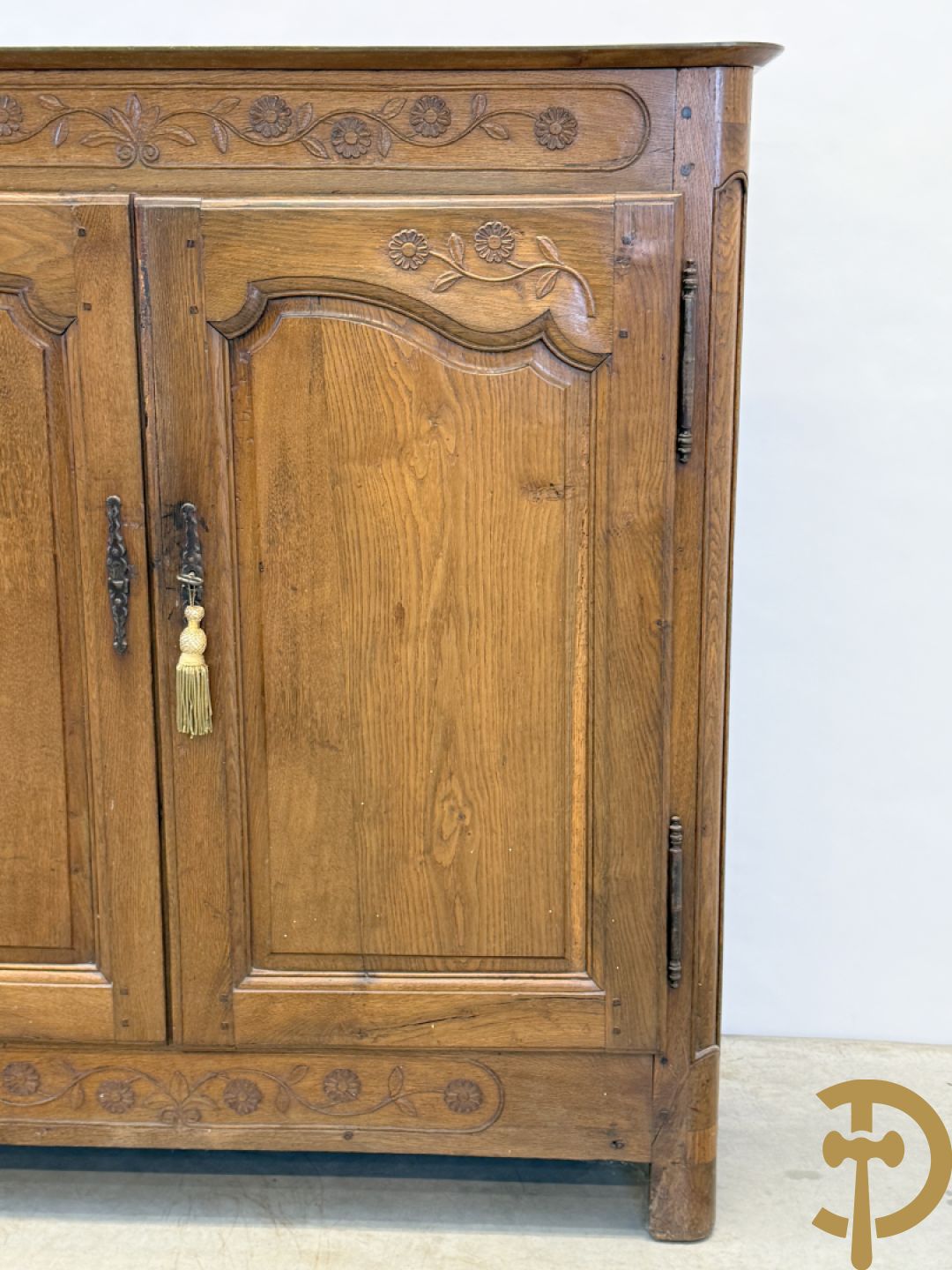 Massief eiken tweedeursdresse met gesculpteerde bloemen en afgestoken panelen in de deuren, Louis XV stijl, 19e