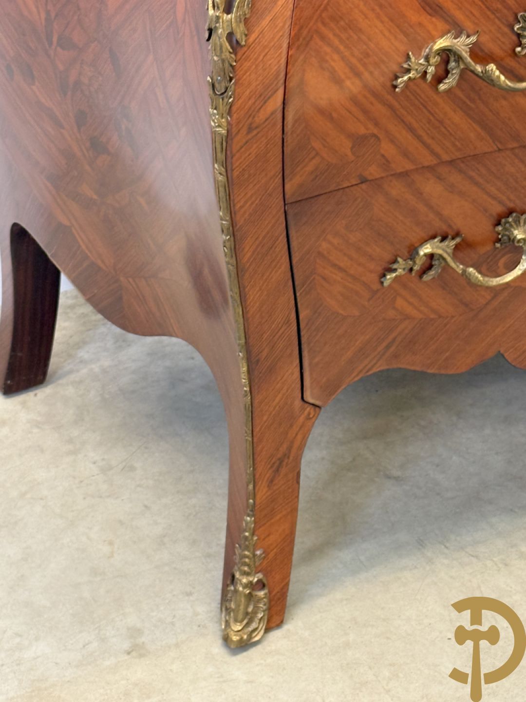 Notelaren gegalbeerde drieladencommode met bloemenmarquetterie en bezet met bronzen ornamenten, bovenaan met marmeren blad