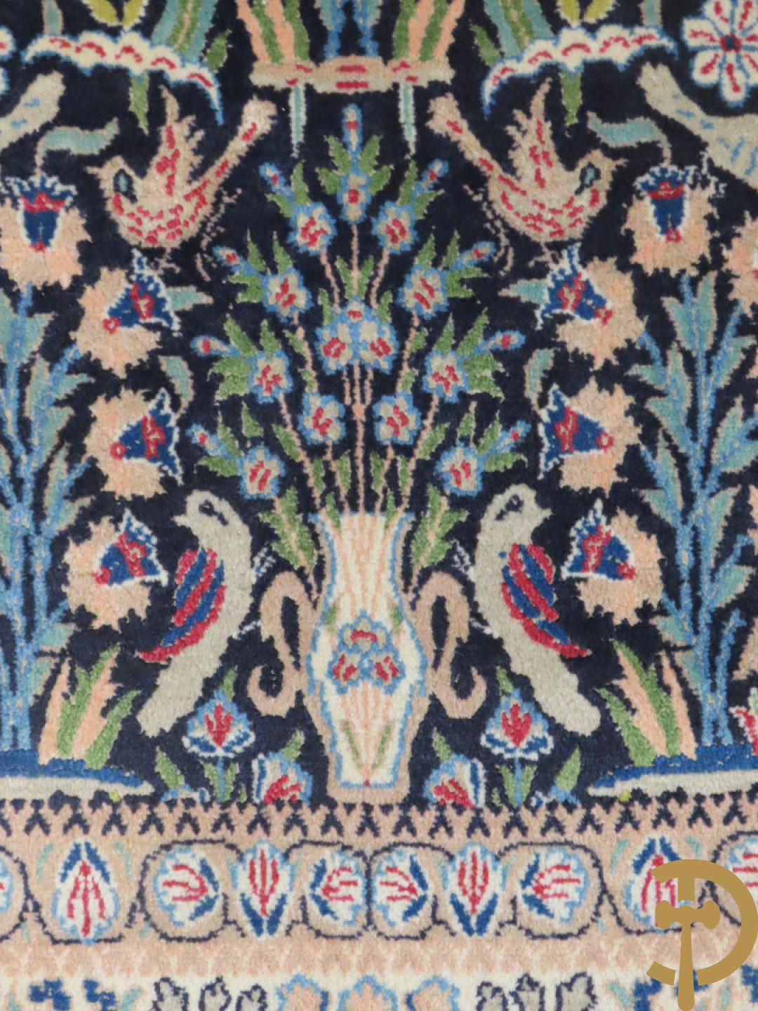 Oosters handgeknoopt tapijt Heriké met decor van amforen , bloemen en vogels