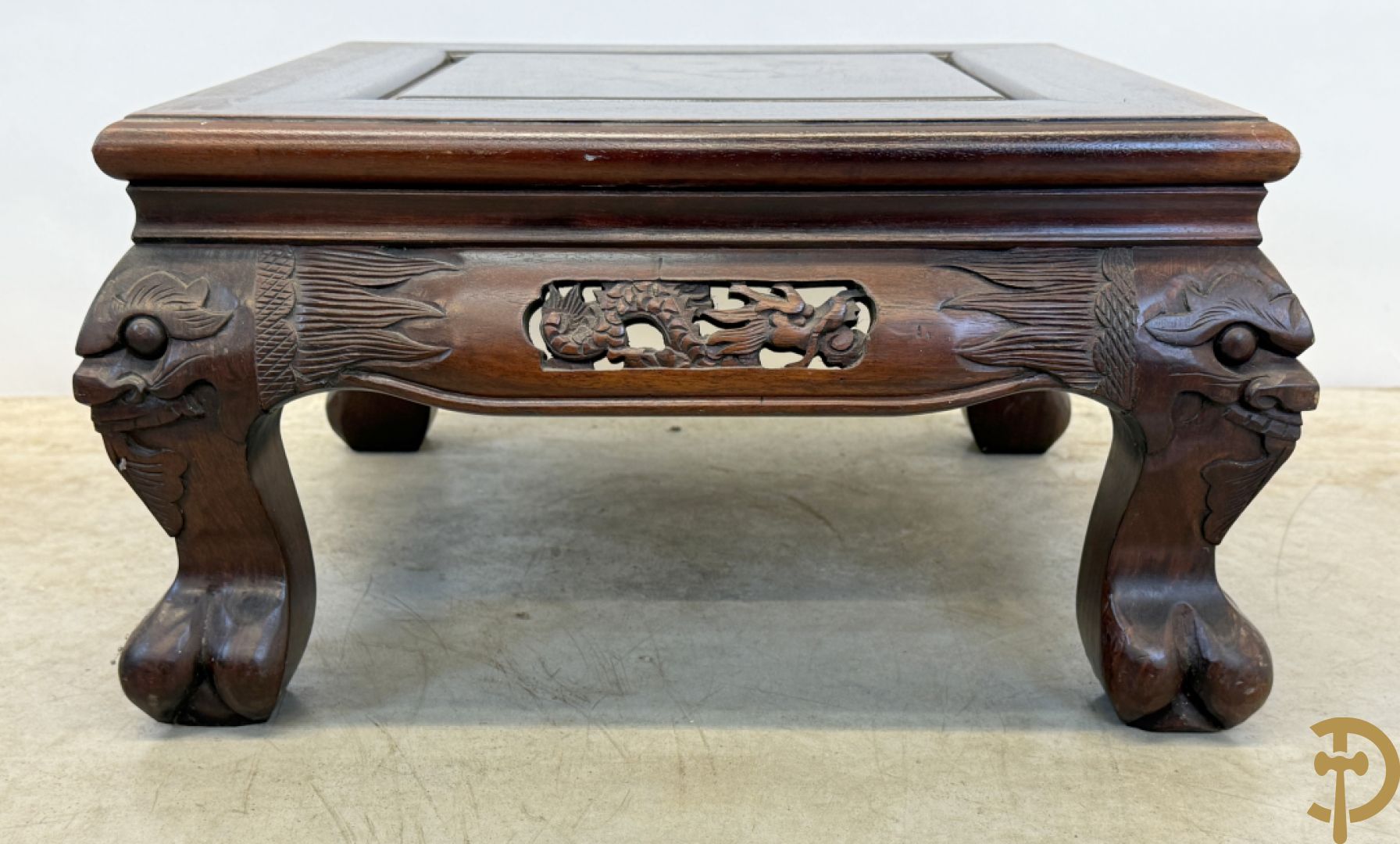 Twee Aziatische gesculpteerde vierkante sokkels