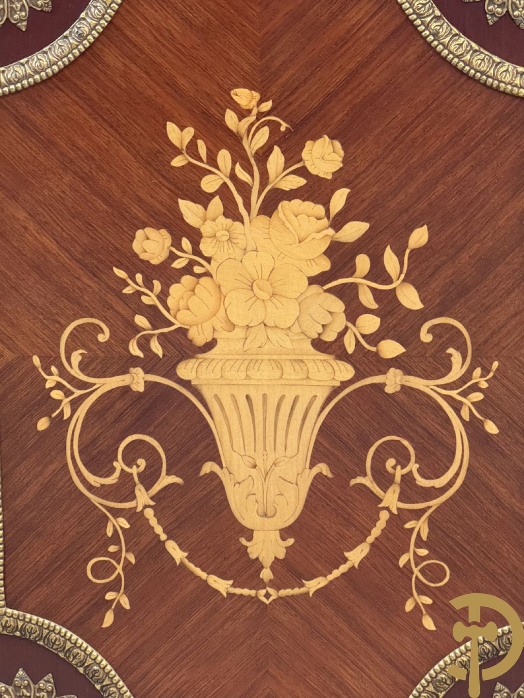 Notelaren vierdeursdressoir met 3 laden, gemarketteerde bloementaferelen en ovale bronzen plakkettes - zijdelings met damesfiguren - bovenaan met wit marmeren blad