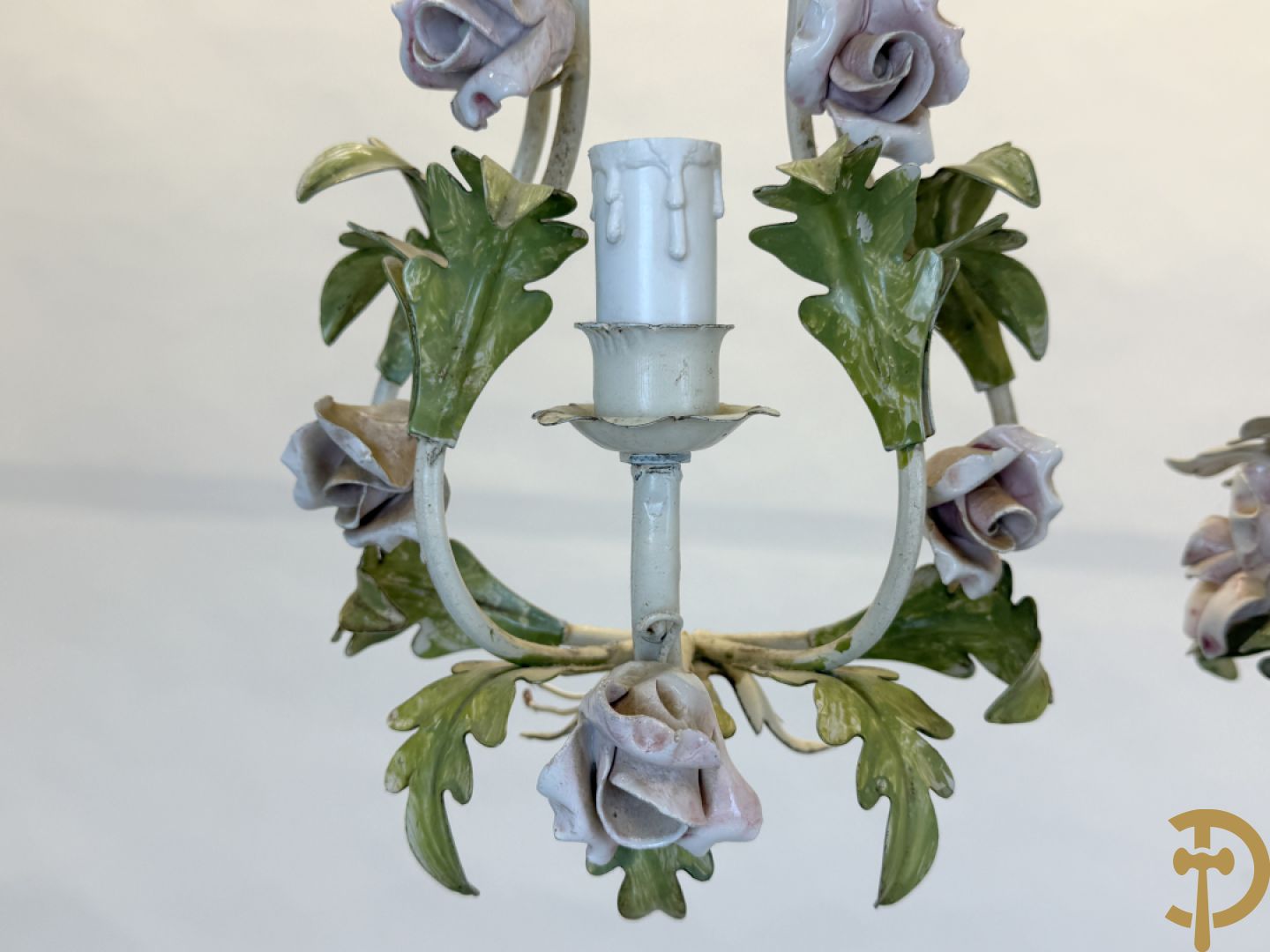Italiaanse beschilderde smeedijzeren luchter met 4 lichtpunten, bezet met porseleinen bloemmetjes +2 bijhorende applieken